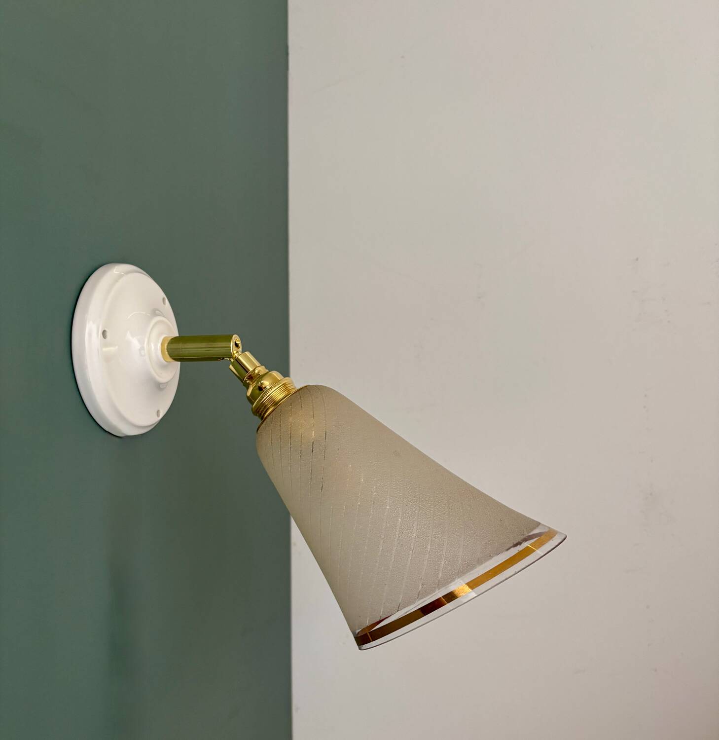 Applique tulipe vintage en verre granité blanc et doré