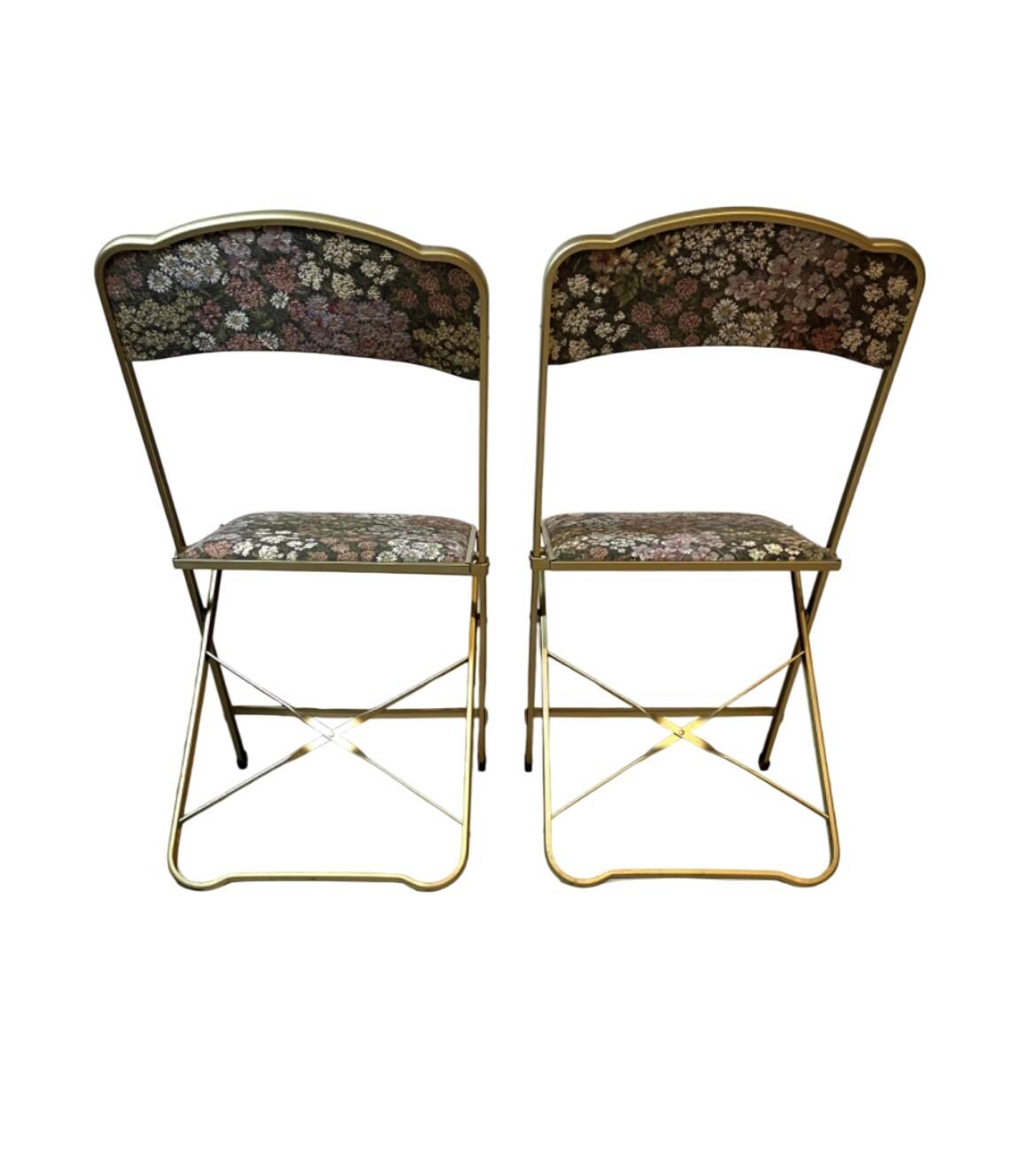 Folding chairs with floral pattern
