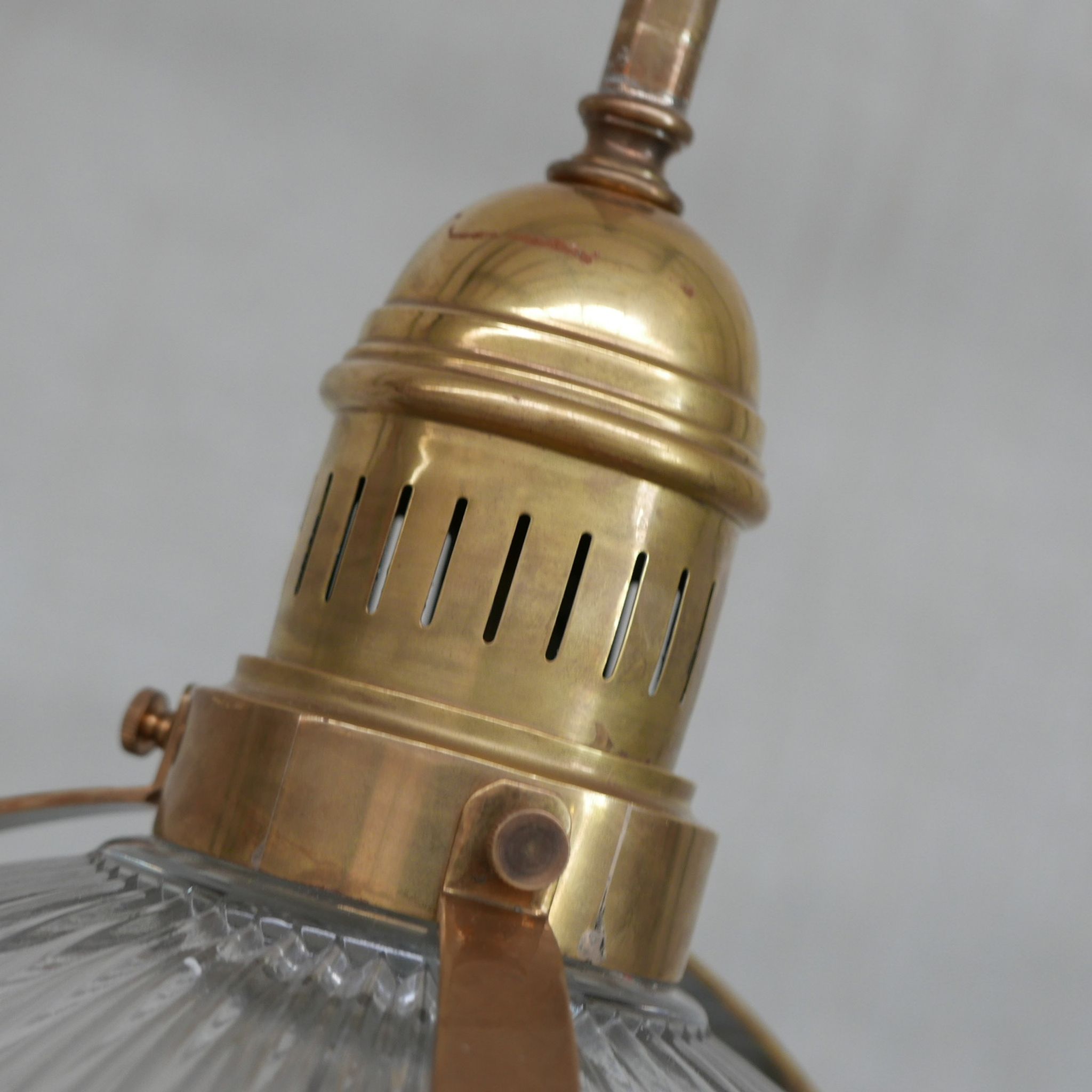 Suspension en laiton et en verre de style holophane du milieu du siècle
