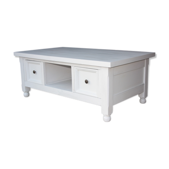 Table basse blanche.