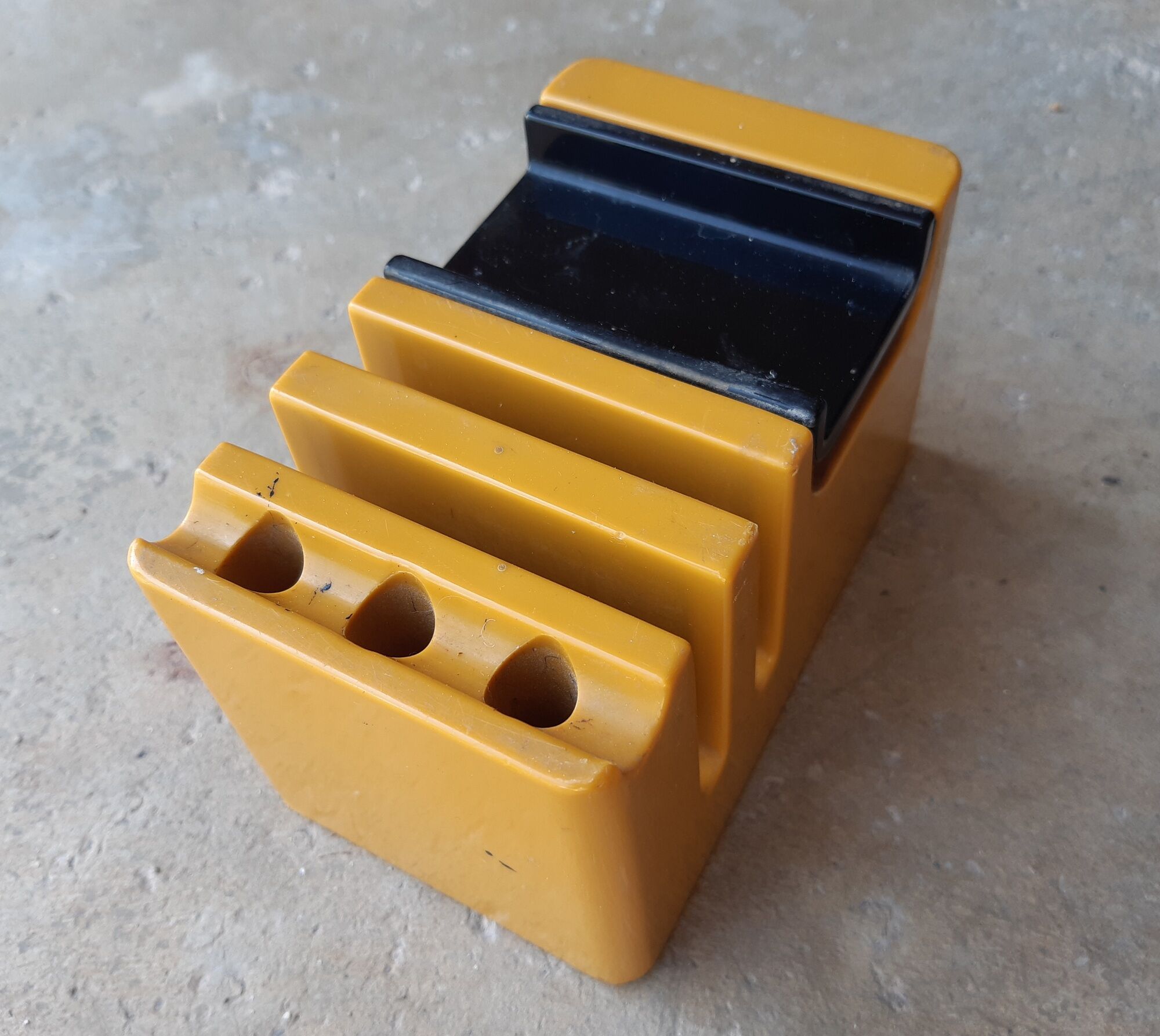 Pencil holder rests phone with waiting music, vintage 70s