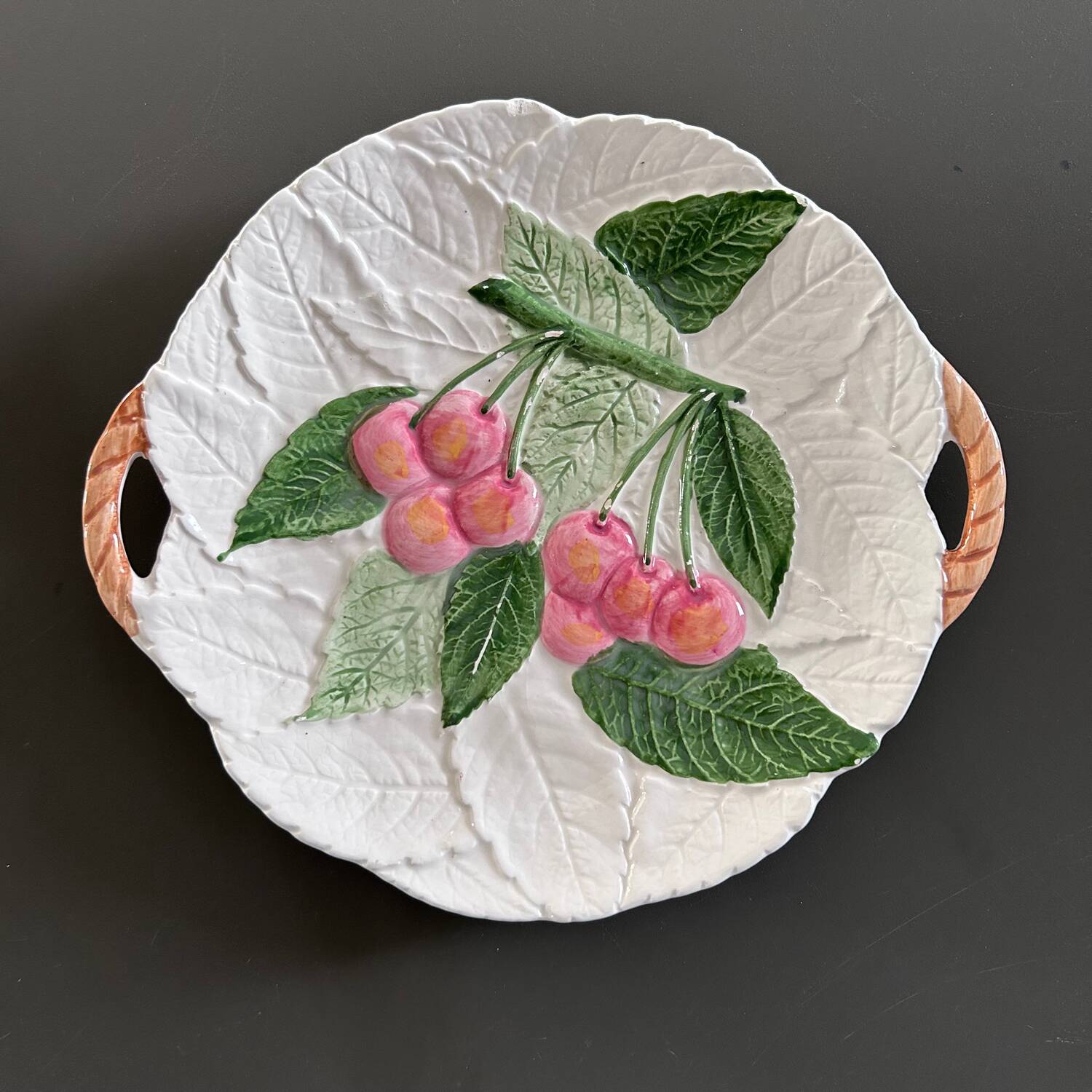 Plat cerises en barbotine
