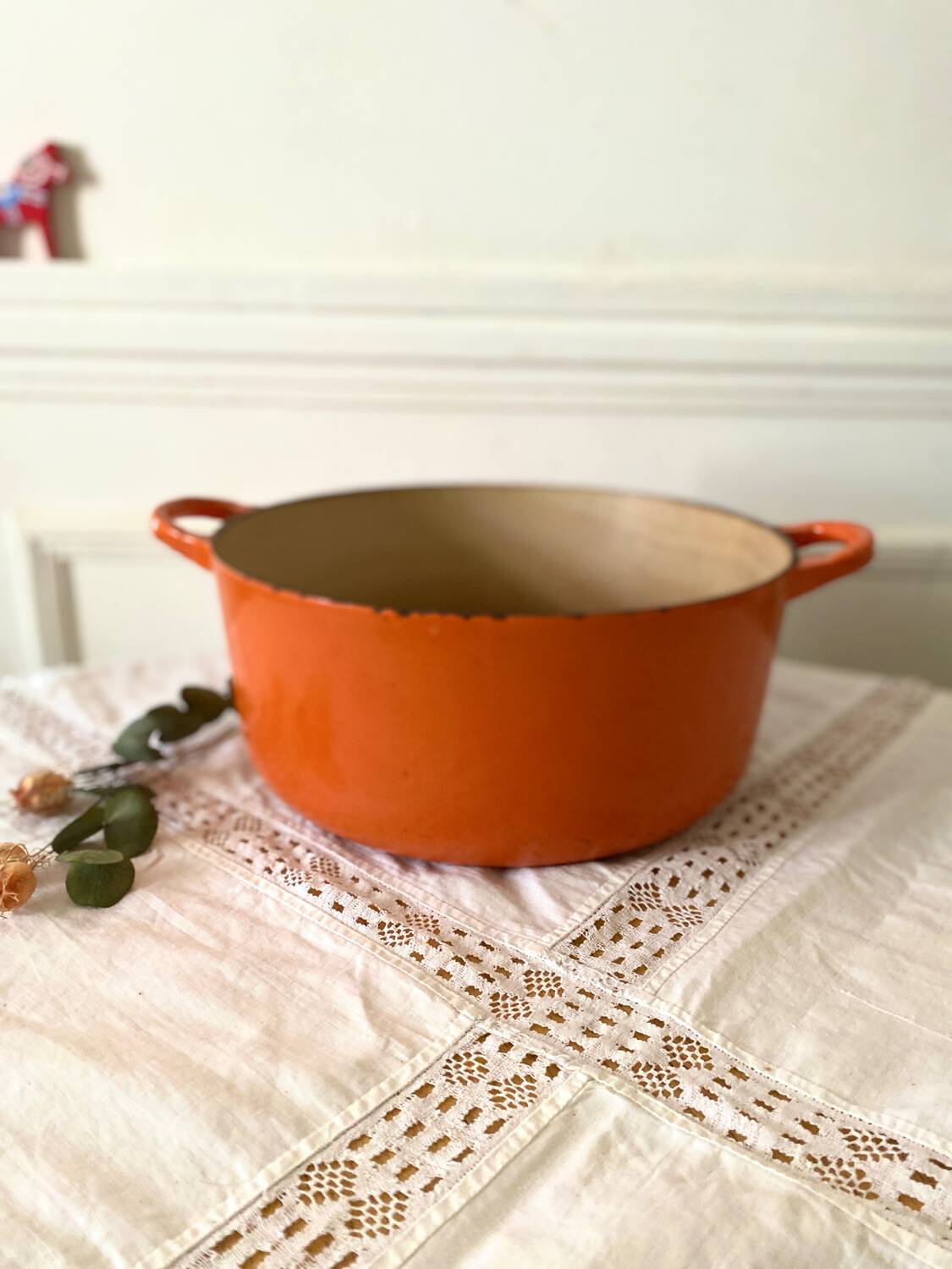 Le Creuset casserole dish in round enameled cast iron 26cm 4 L vintage orange