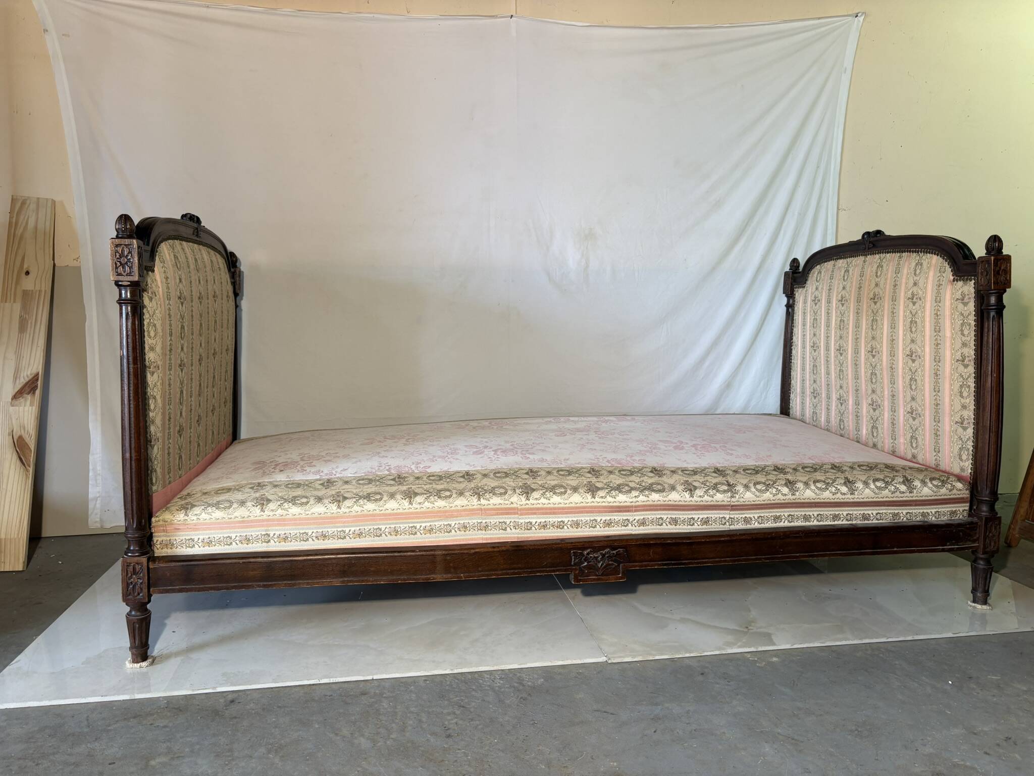 Antique Louis XVI style daybed in carved wood and patterned fabric