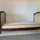 Antique Louis XVI style daybed in carved wood and patterned fabric