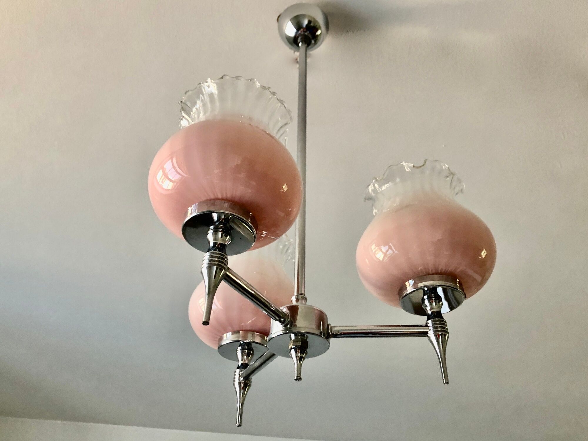 Chandelier 3 fires chrome and corollas of pink glass 1970