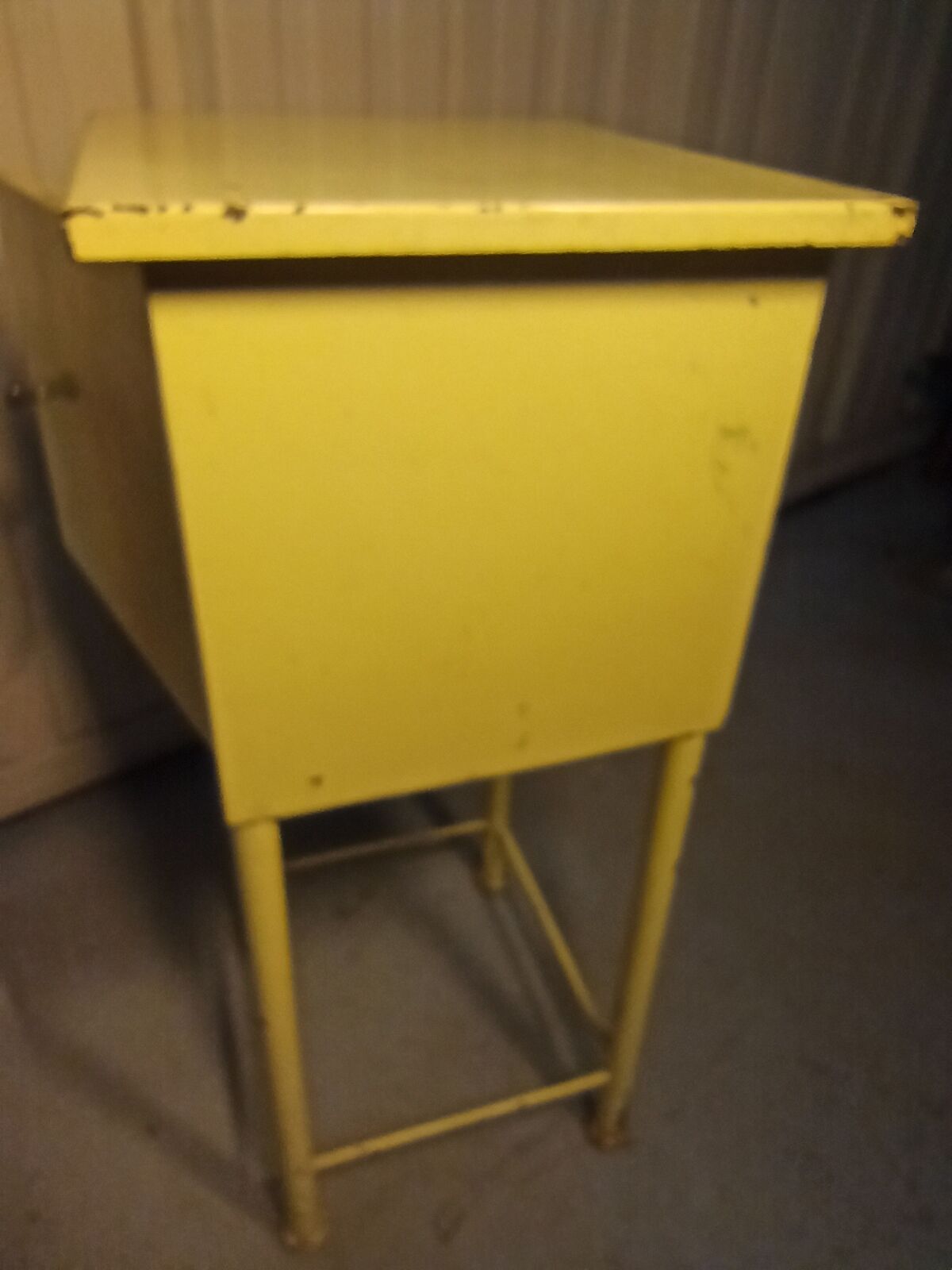 Meuble atelier métallique industriel une porte jaune
