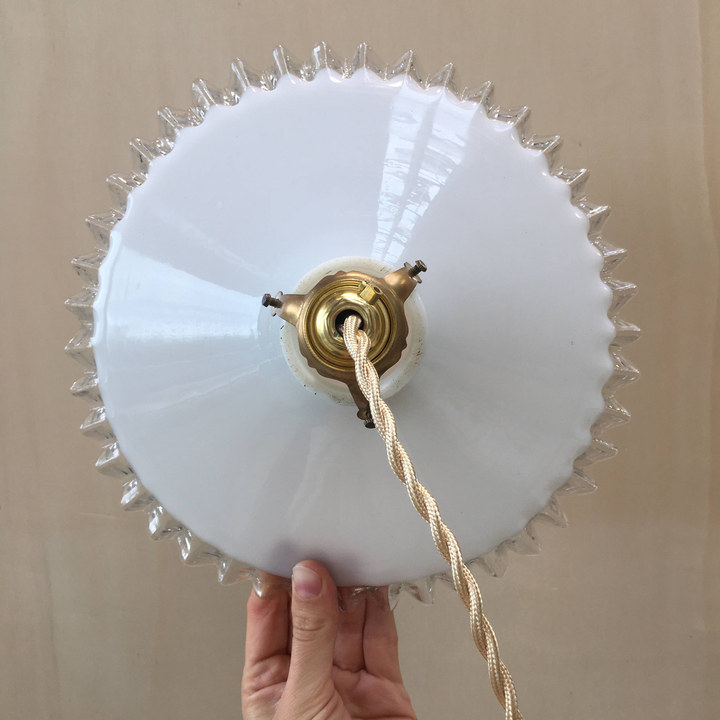 Pair of pendants in white opaline and transparent serrated edges