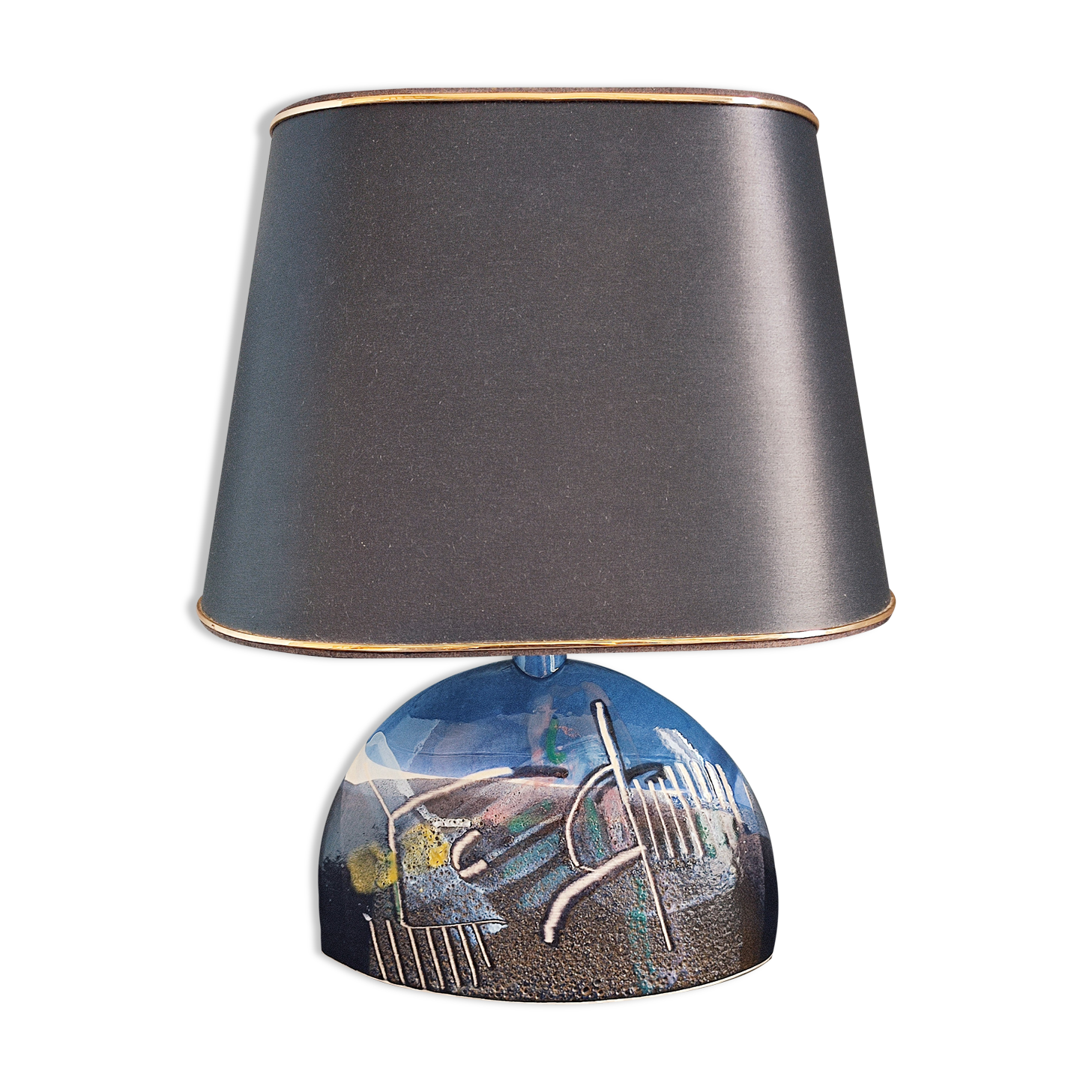Table lamp with its vintage ceramic lampshade