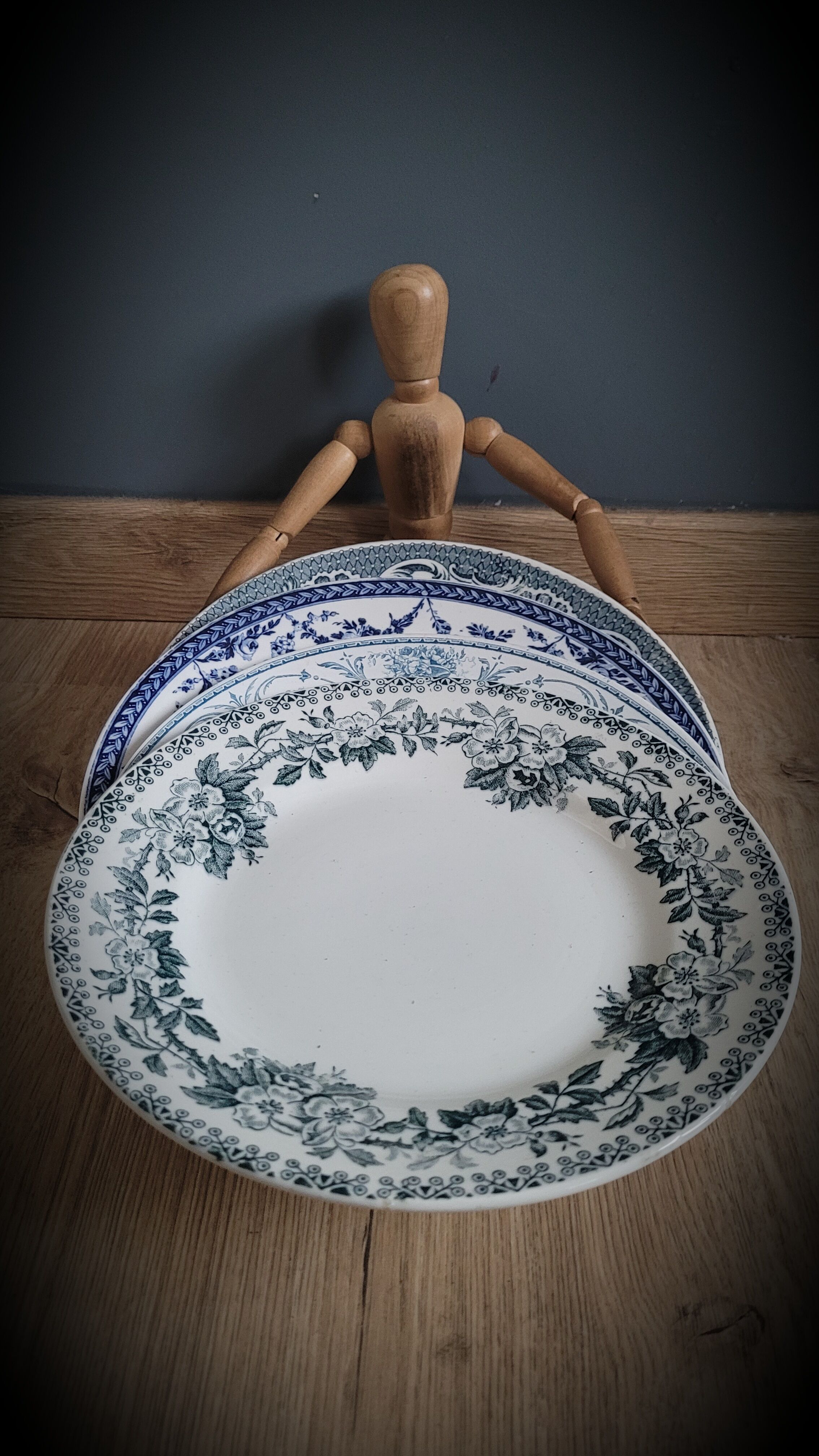 Quartet flat blue plates dessert 39