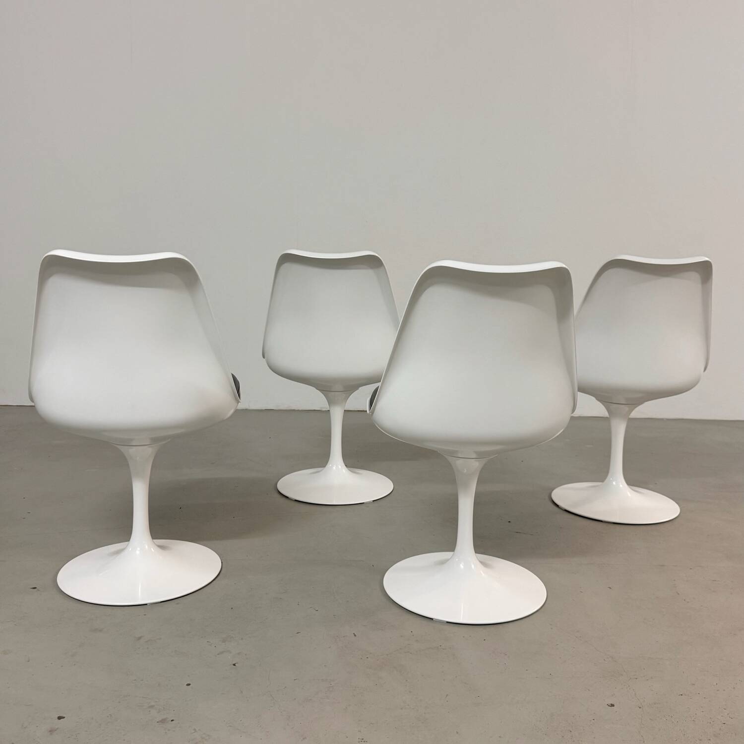 4x Eero Saarinen Swivel Chairs by Knoll