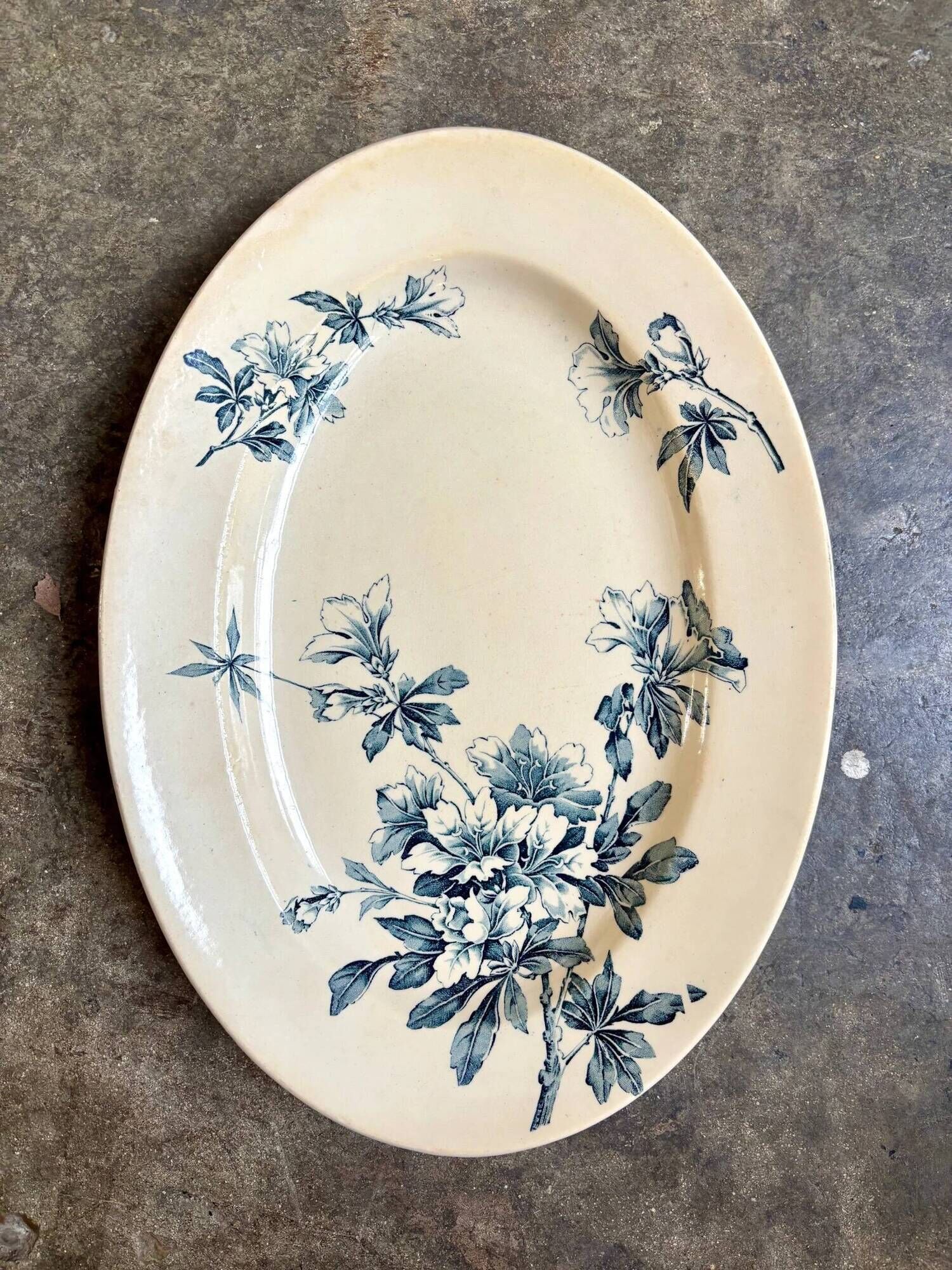 Petit plat ovale Lunéville en terre de fer bleue, service "Azaléa"