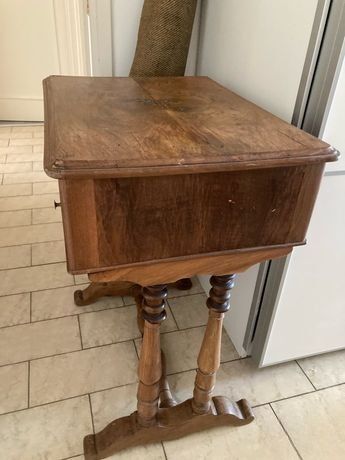 Small table with two drawers.