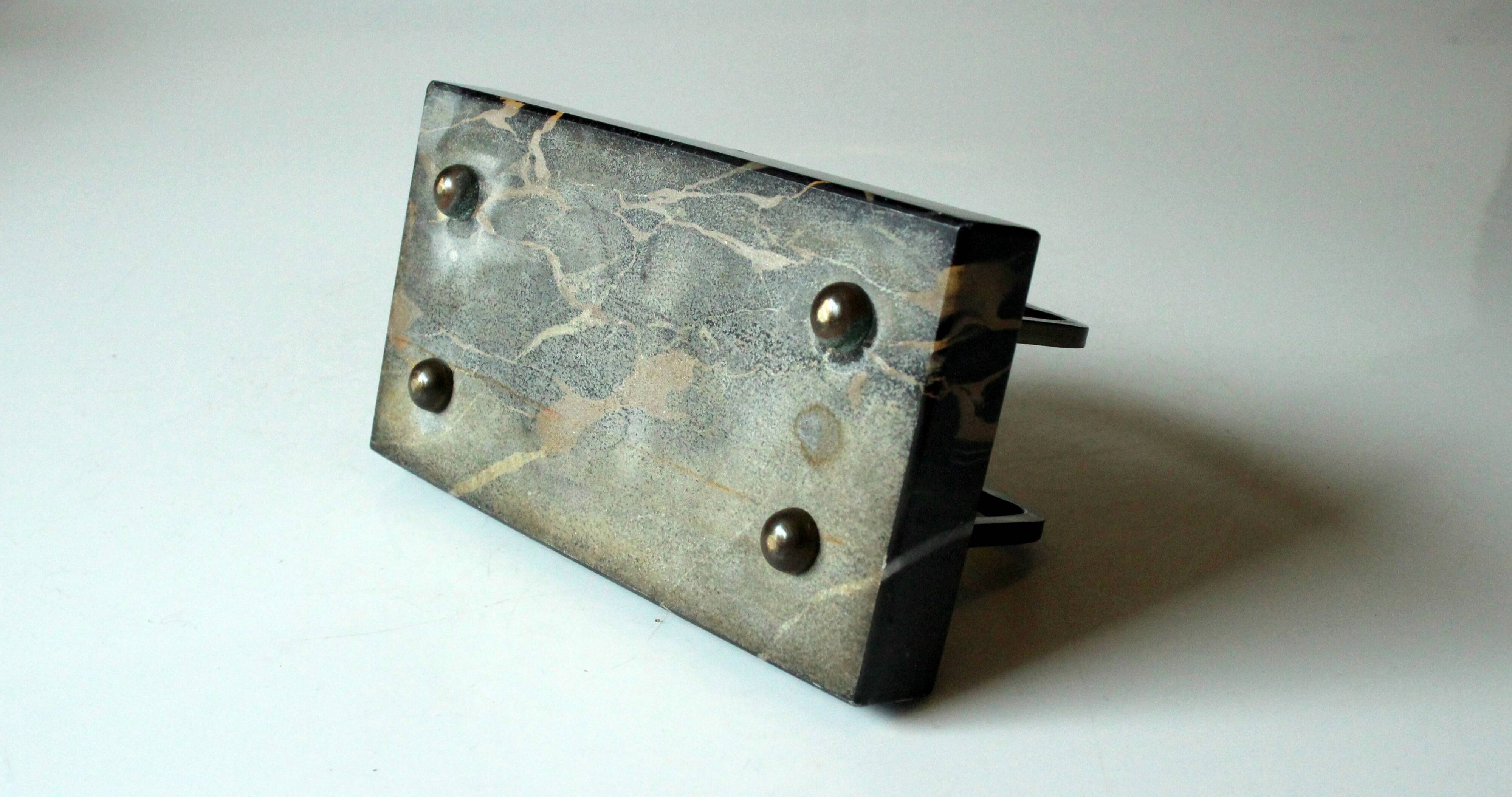 Porte-lettres en marbre