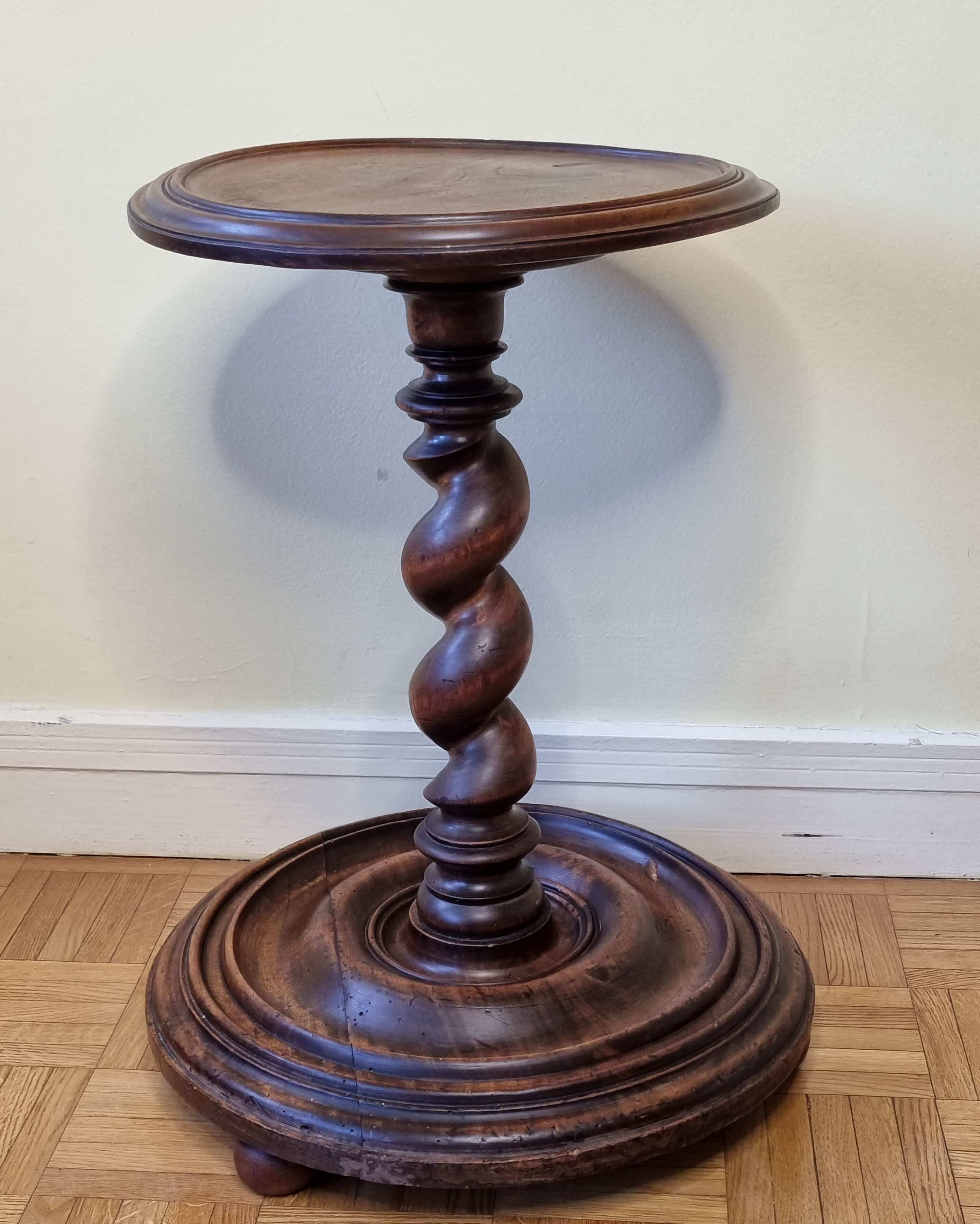 Table d'appoint en bois tourné, 52 cm