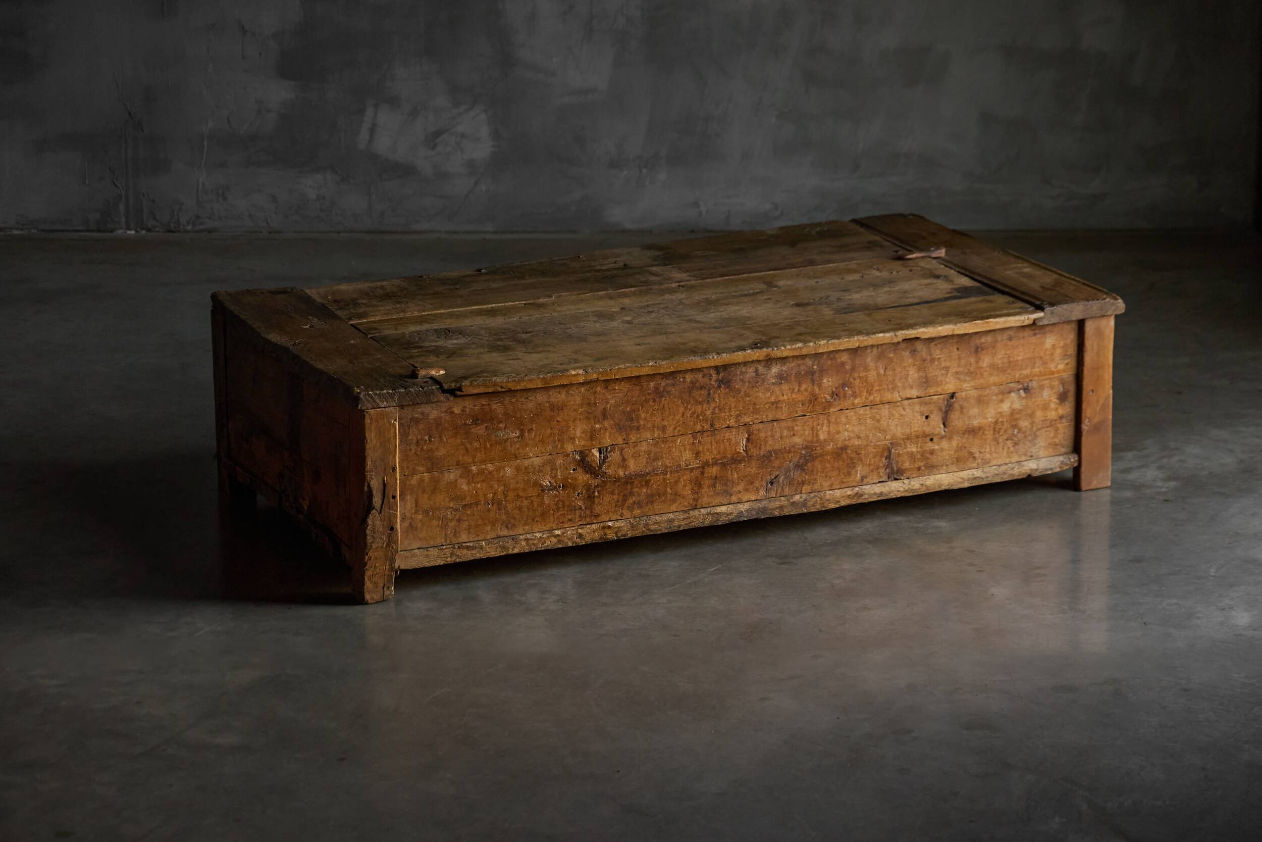 Table basse en chêne rustique vernaculaire, France, 20e siècle