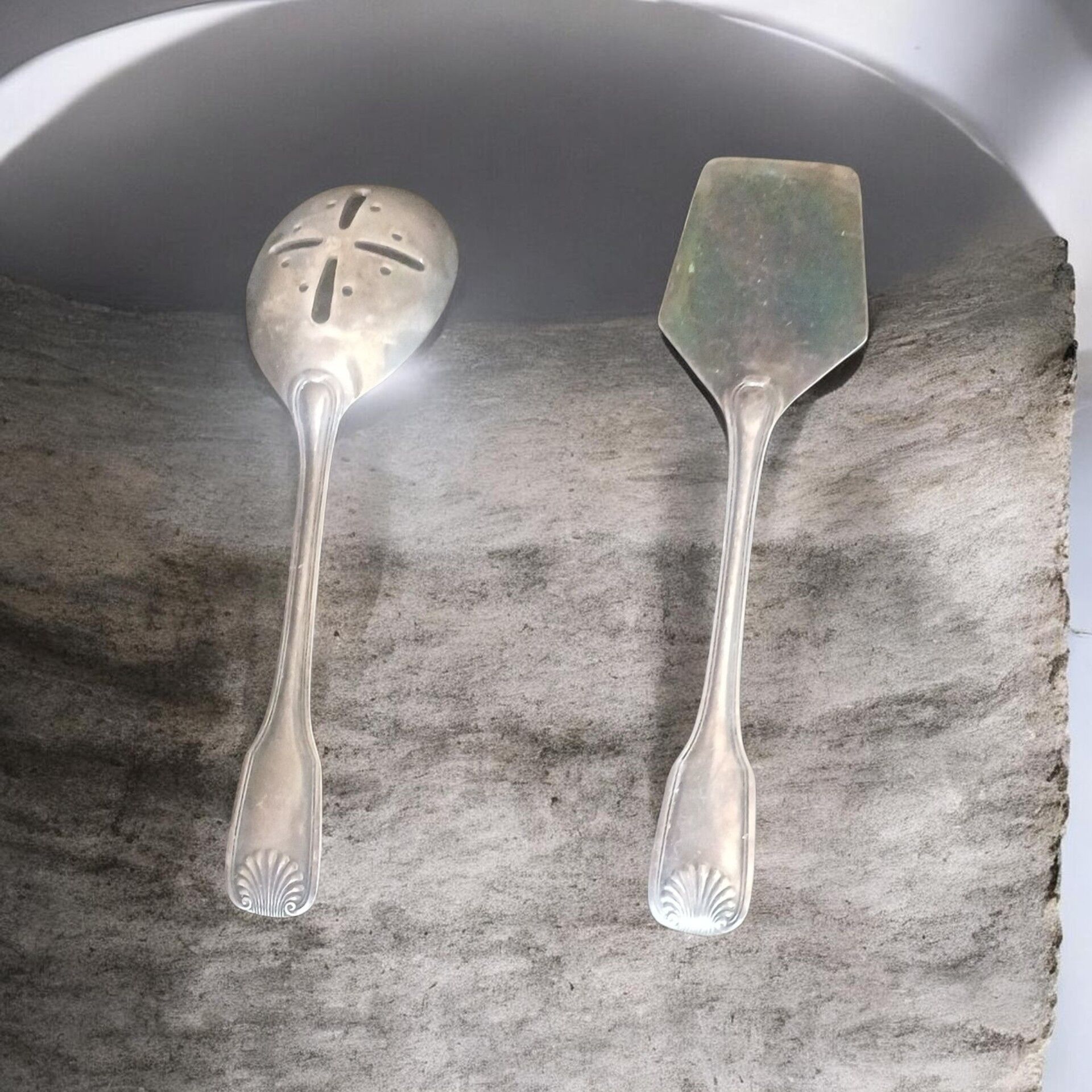 A pair of vintage silver-plated metal serving cutlery (shell).