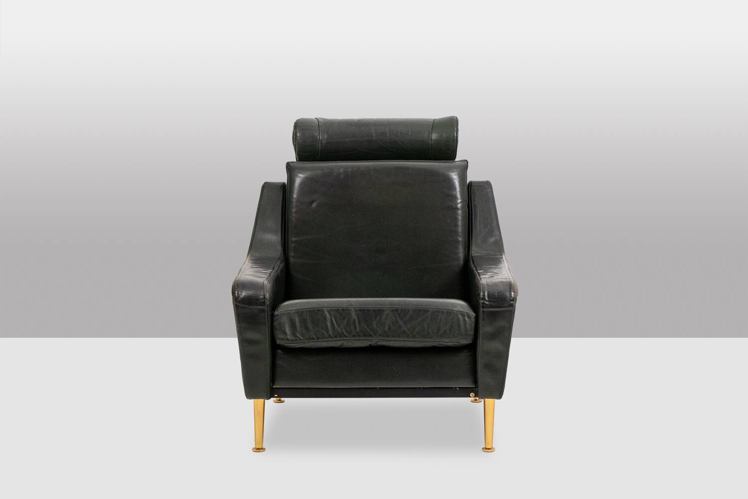 Airborne. Paire de fauteuils en cuir vert. Années 1950.
