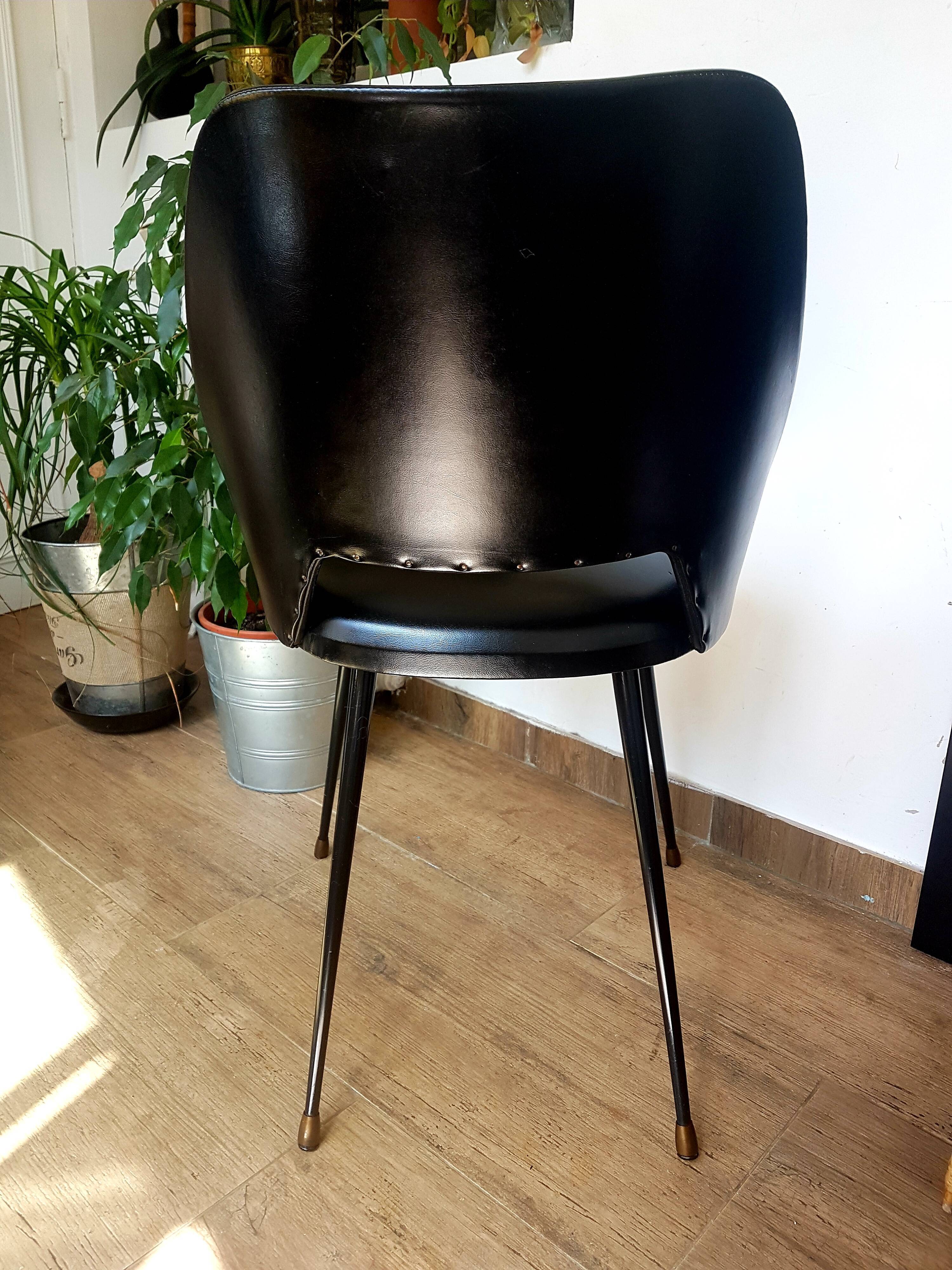 Chaise tonneau en skaï