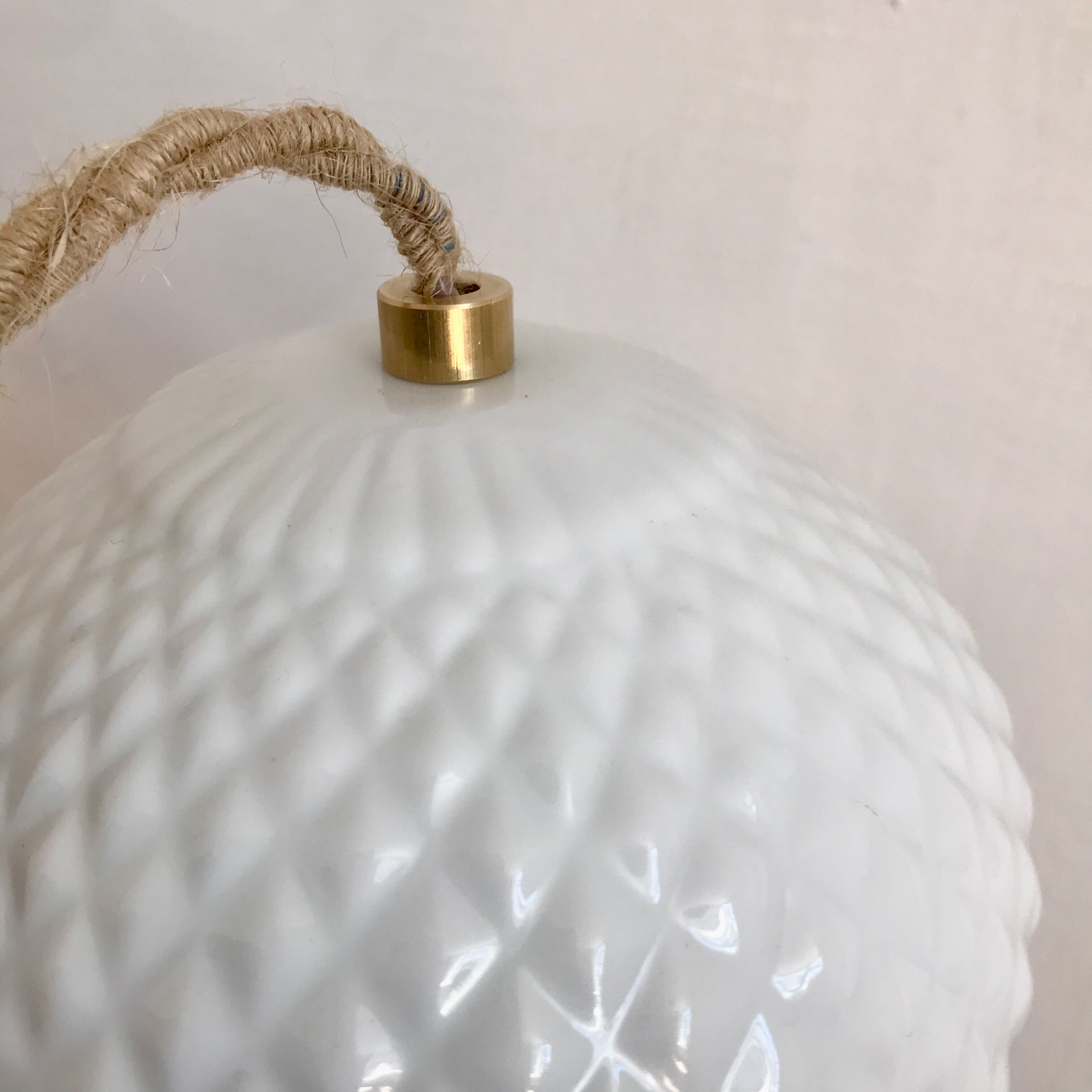 White opaline suspension