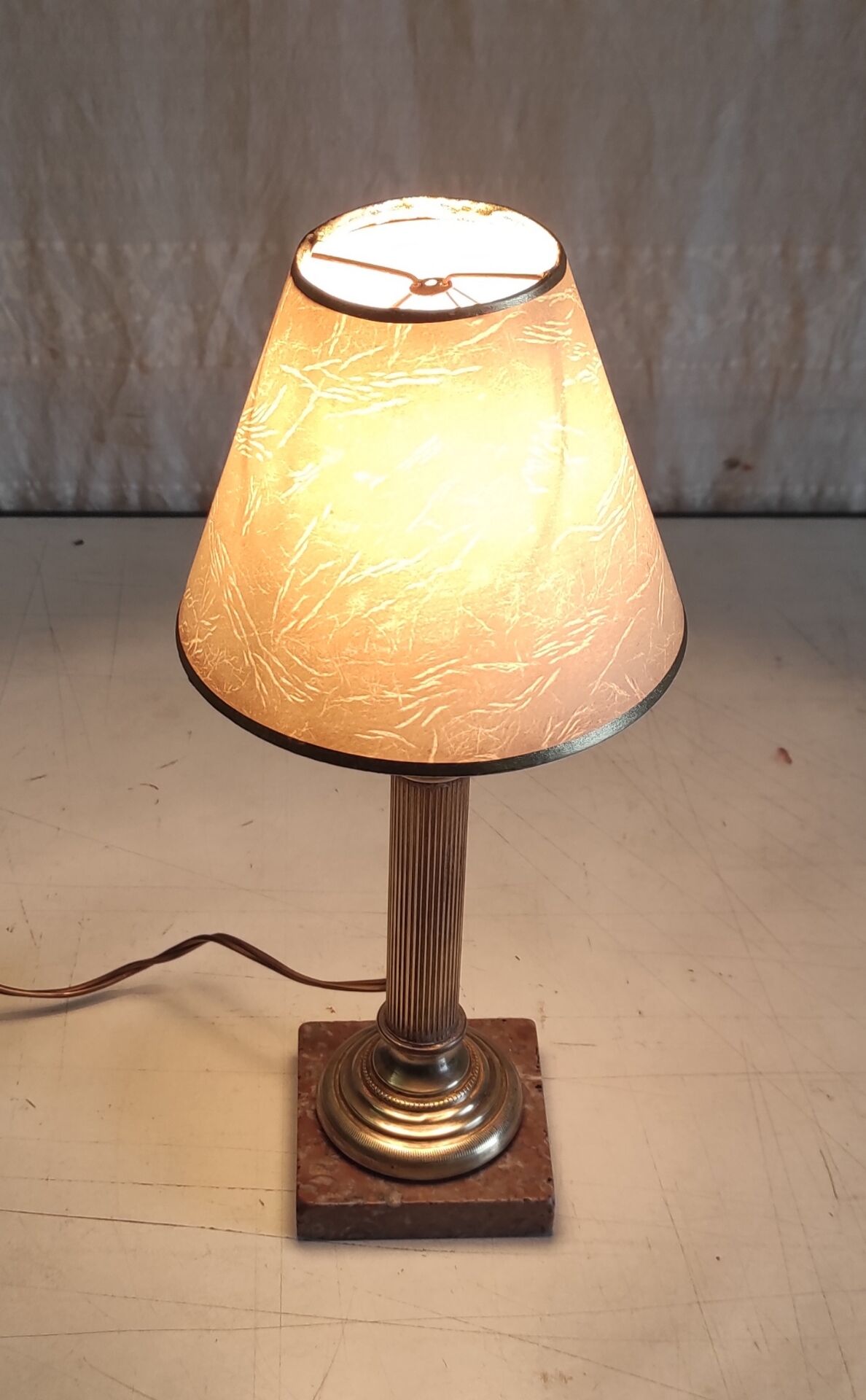 Table lamp in gilded brass and marble - mid 20th century.