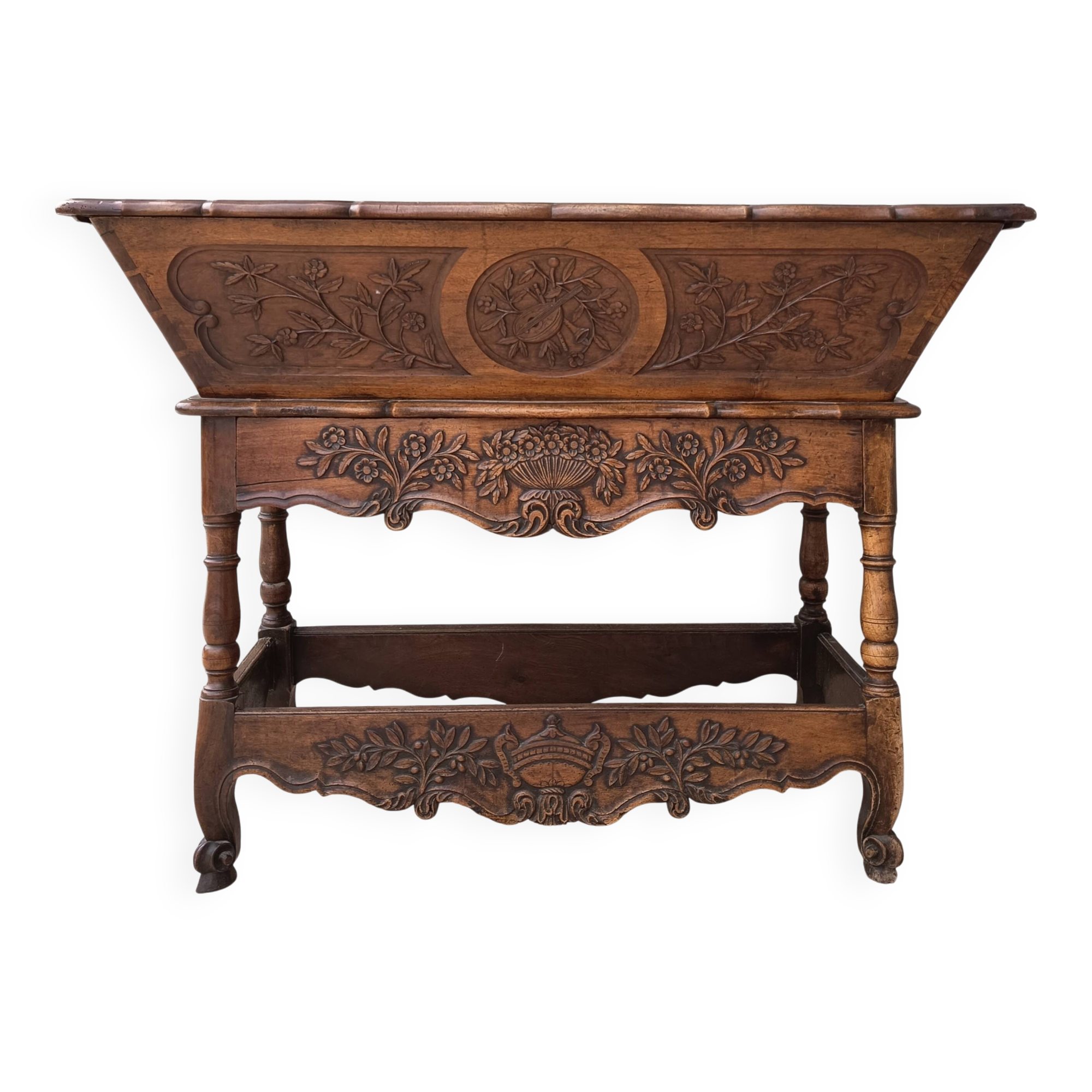 Provençal kneading trough in walnut from the 18th century.