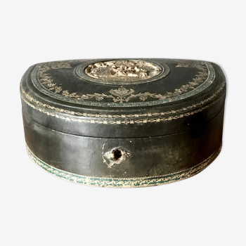Ancienne boite à bijoux en cuir avec un médaillon central, XIX siècle, Napoléon III
