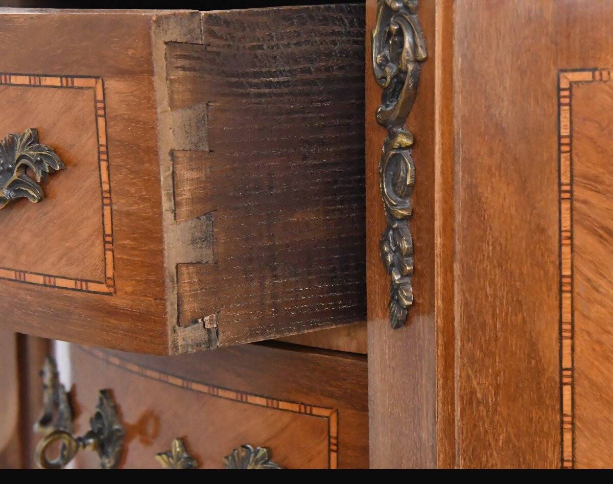 Small kidney-shaped chest of drawers in Transition style.