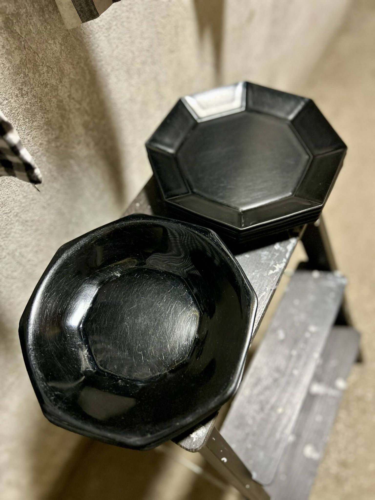Assiettes noires arcoroc vintage