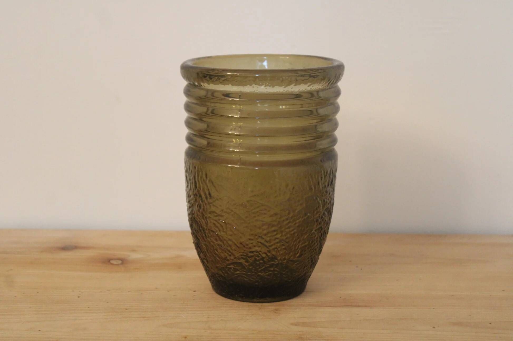 Vintage olive green smoked glass vase – Textured relief decoration – H19 cm