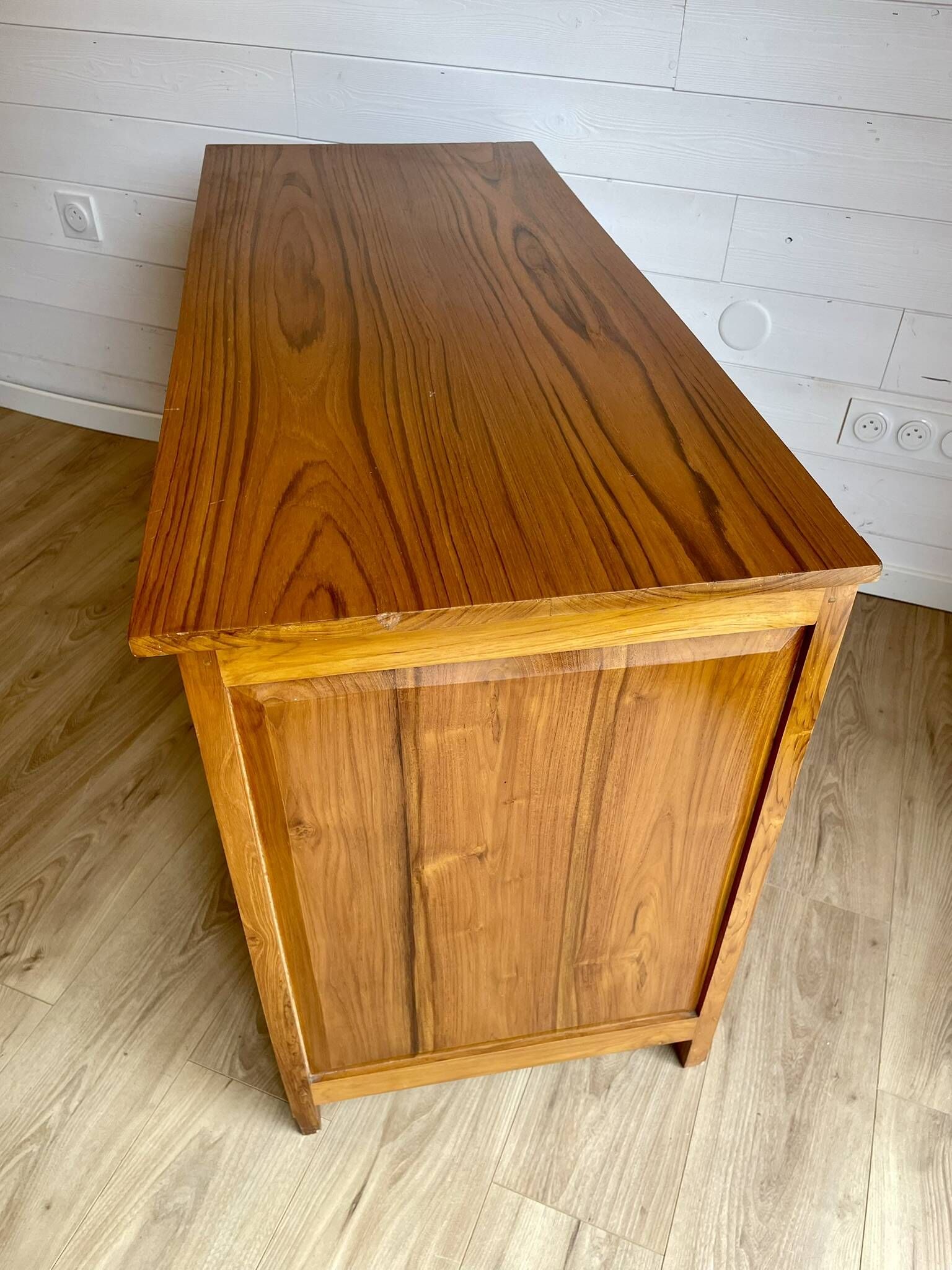 Vintage wooden desk with 1 drawer and 1 door.
