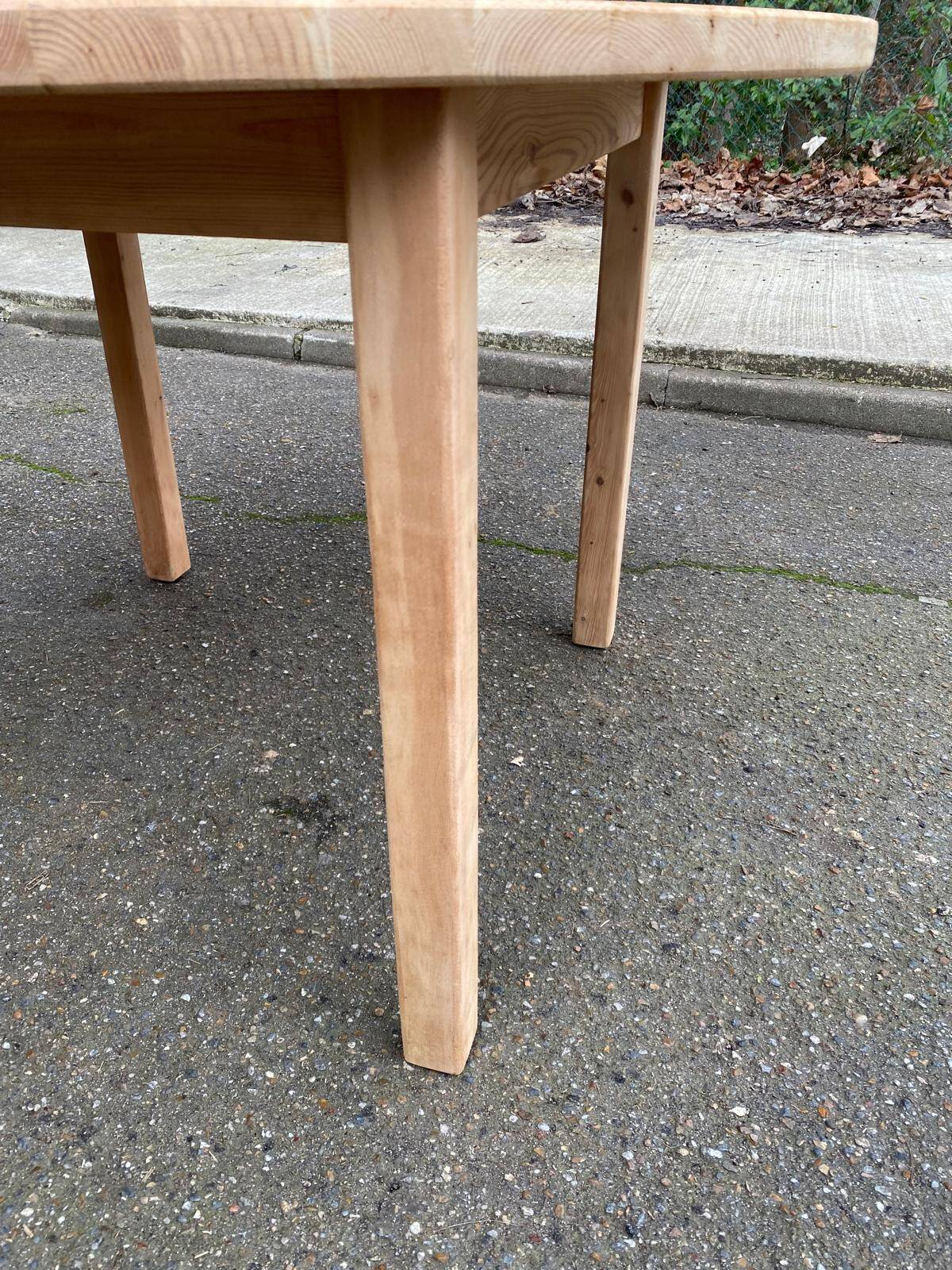 Renovated round Scandinavian dining table, extendable, made of solid wood, 110-140cm.