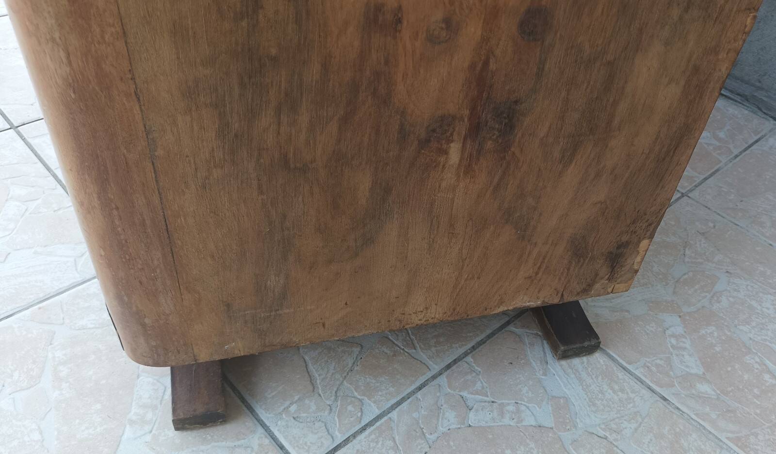 Art Deco buffet bar in walnut burl.
