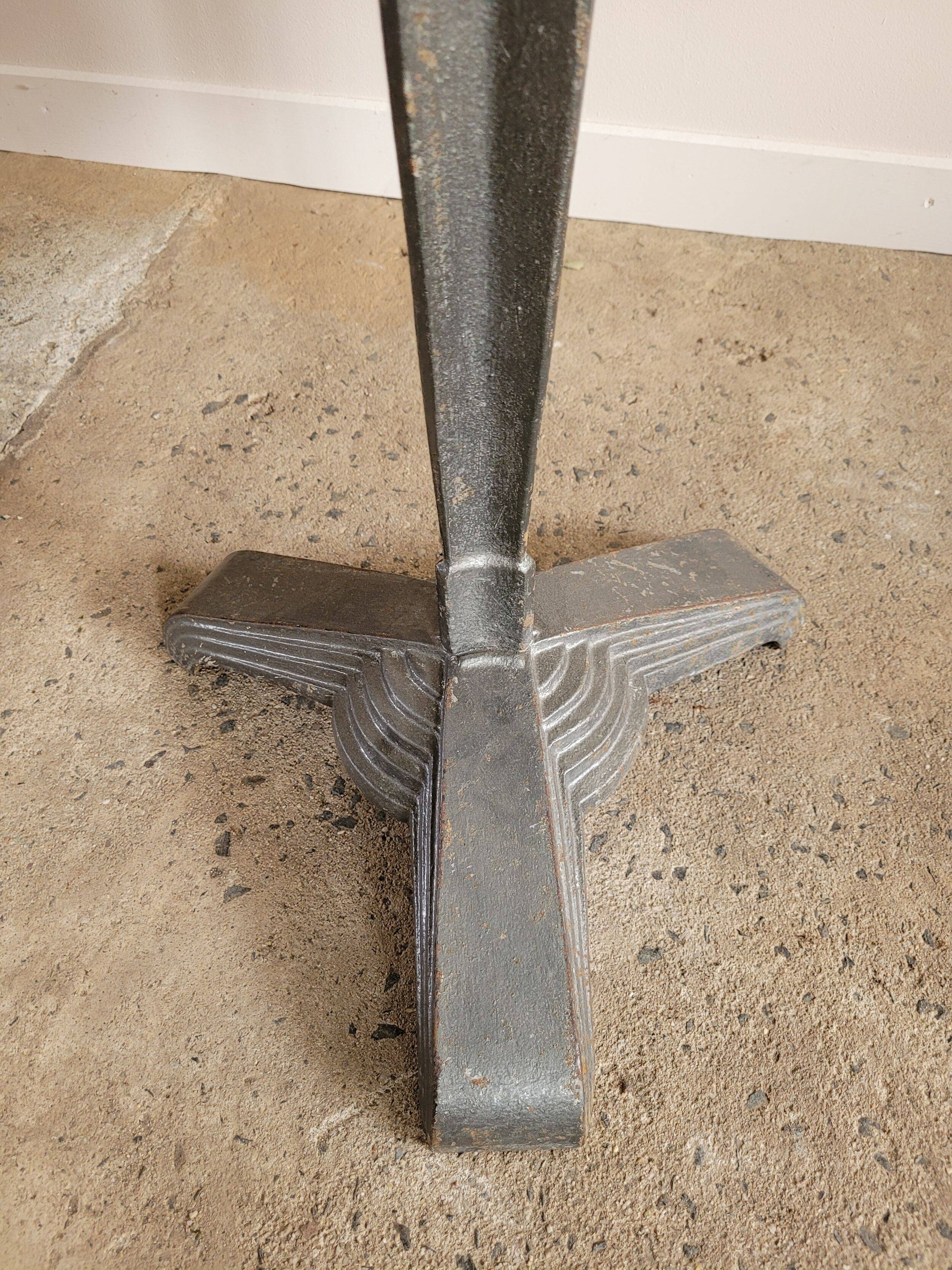 Table bistrot estampillée Louis Vuitton