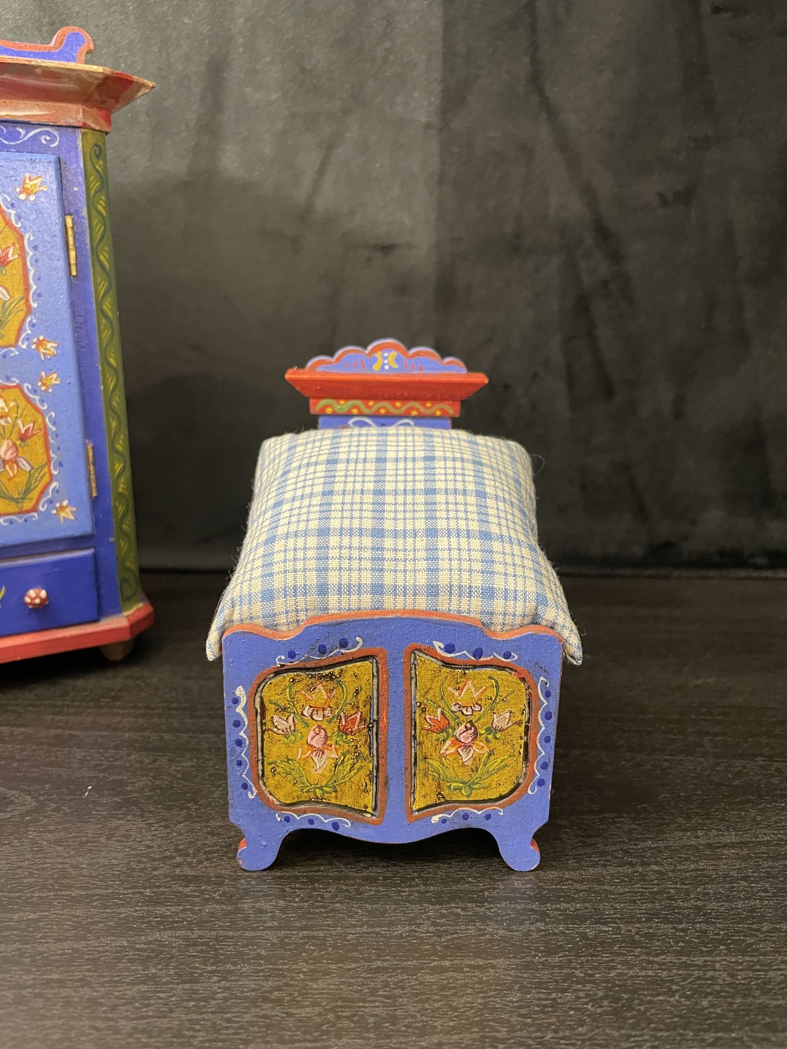 Ensemble garde-robe et lit miniatures tyroliens