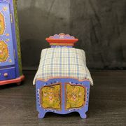 Ensemble garde-robe et lit miniatures tyroliens