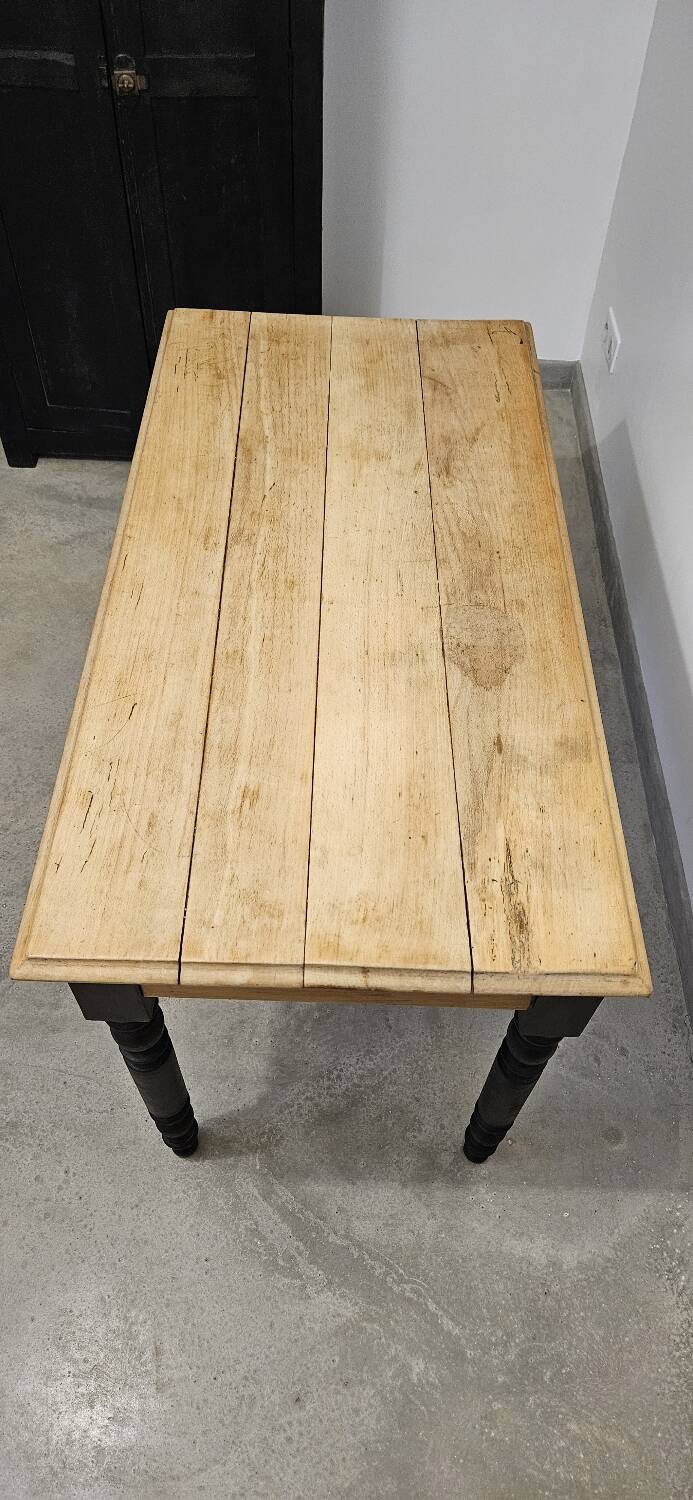 Antique farmhouse table in solid oak with turned legs