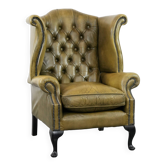 Fauteuil à oreilles Chesterfield en cuir vachette vert mousse de style anglais.