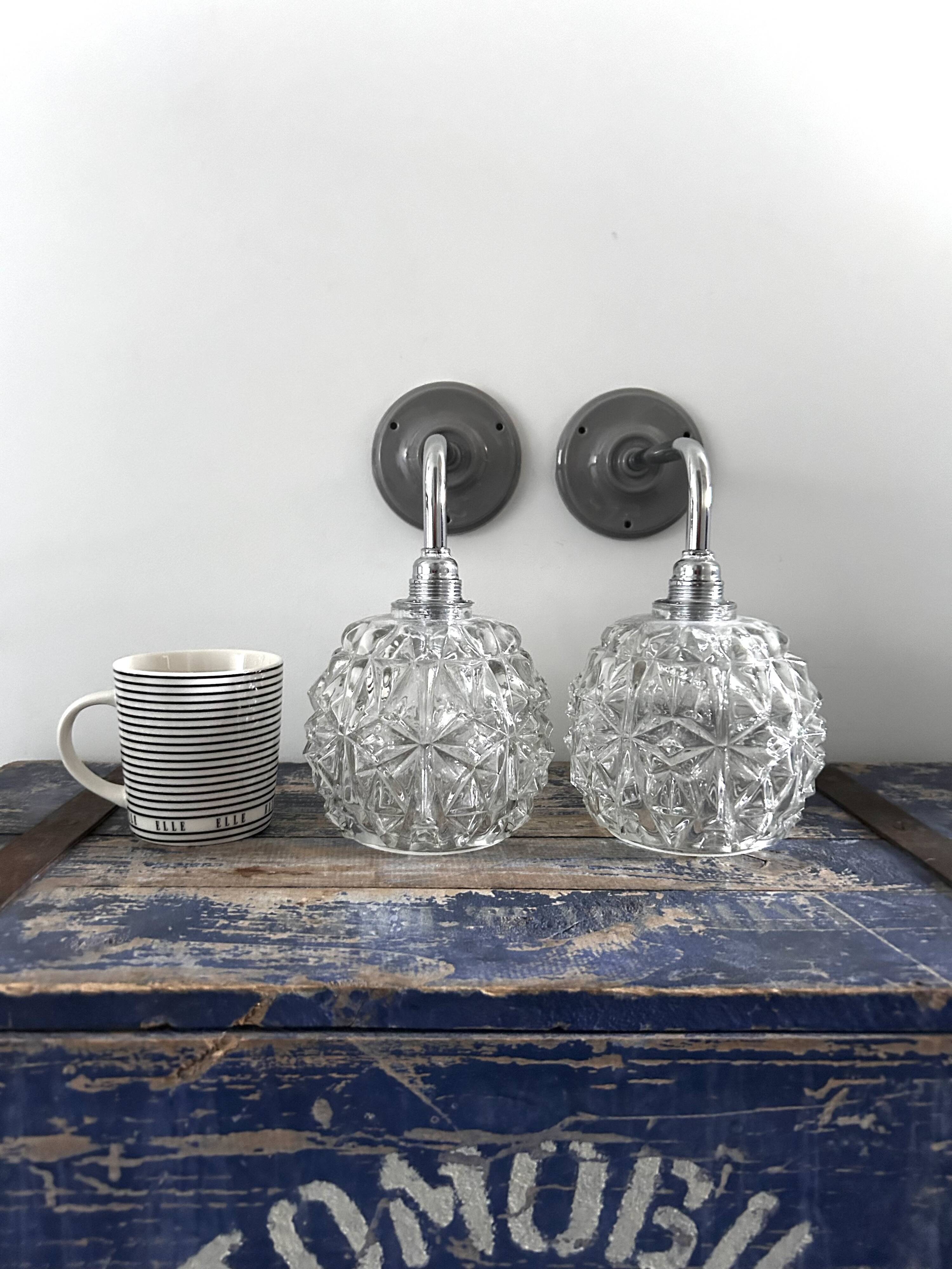 Paire d’appliques chromées et verre ciselé