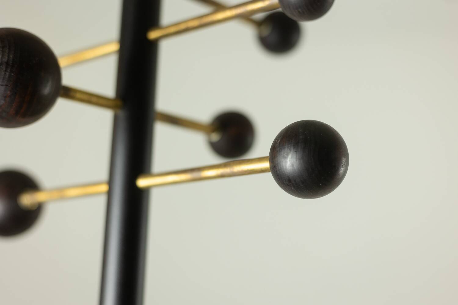 Portemanteau du sol au plafond en métal laqué et laiton. Contemporain.