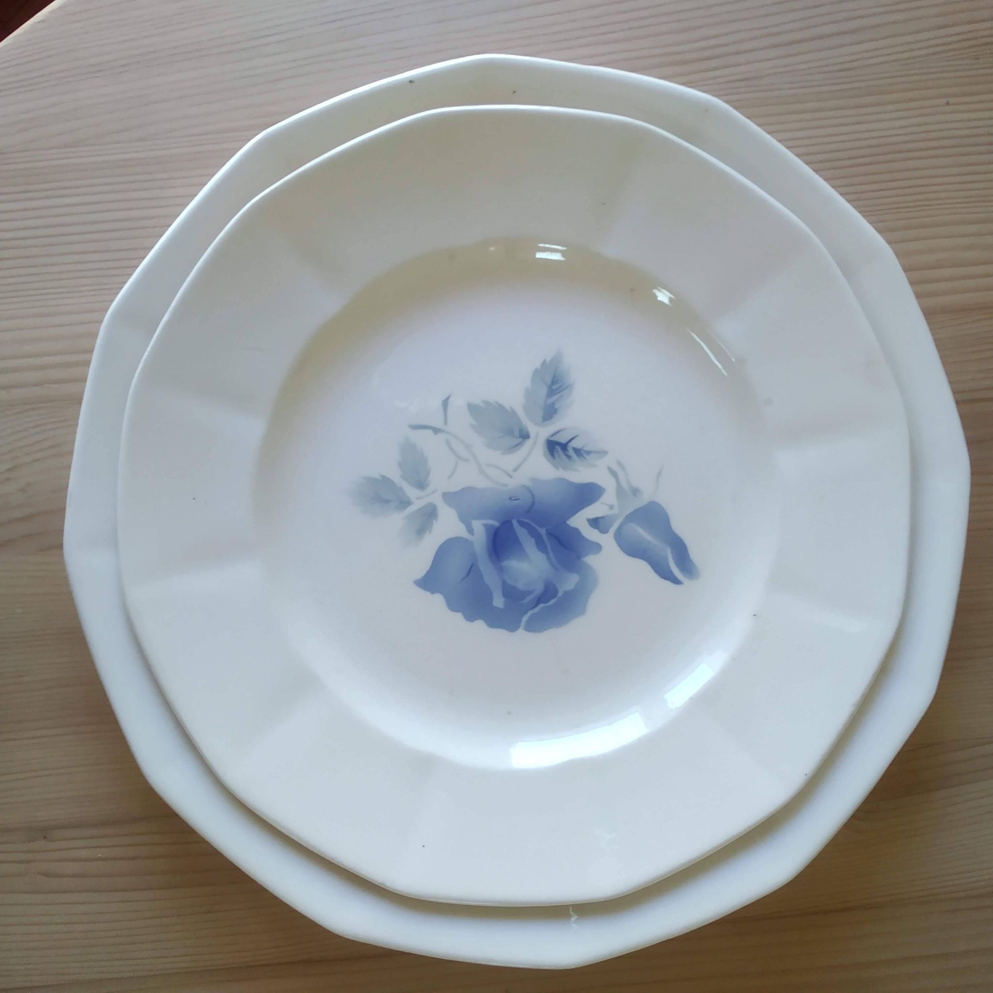 Round plate Digoin Sarreguemines Blue roses