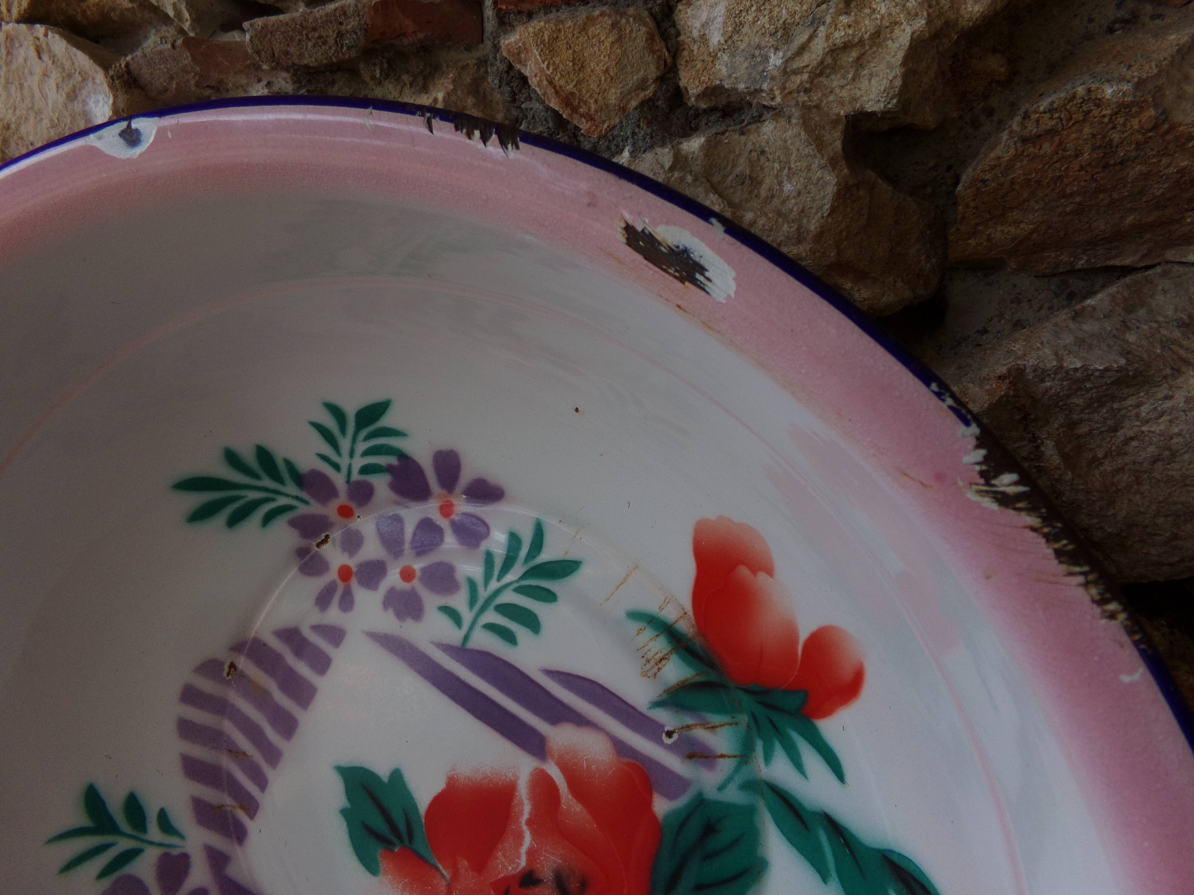 Enamelled sheet metal basin floral decoration