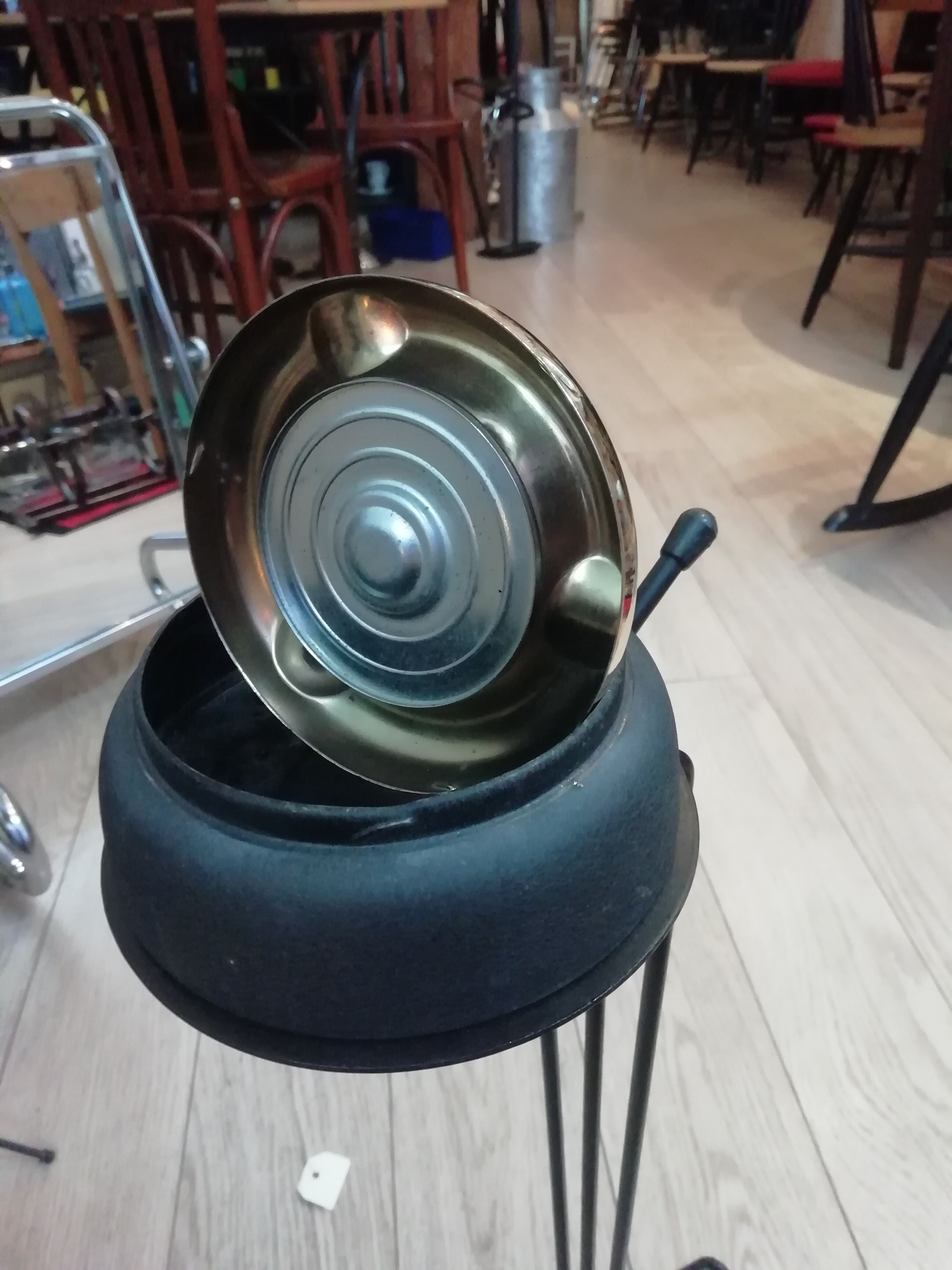 Ashtray with mechanism on foot