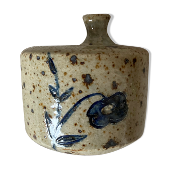 Soliflore in sandstone with a blue flower