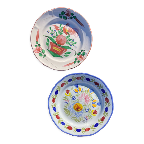 Deux assiettes en faïence peint à la main