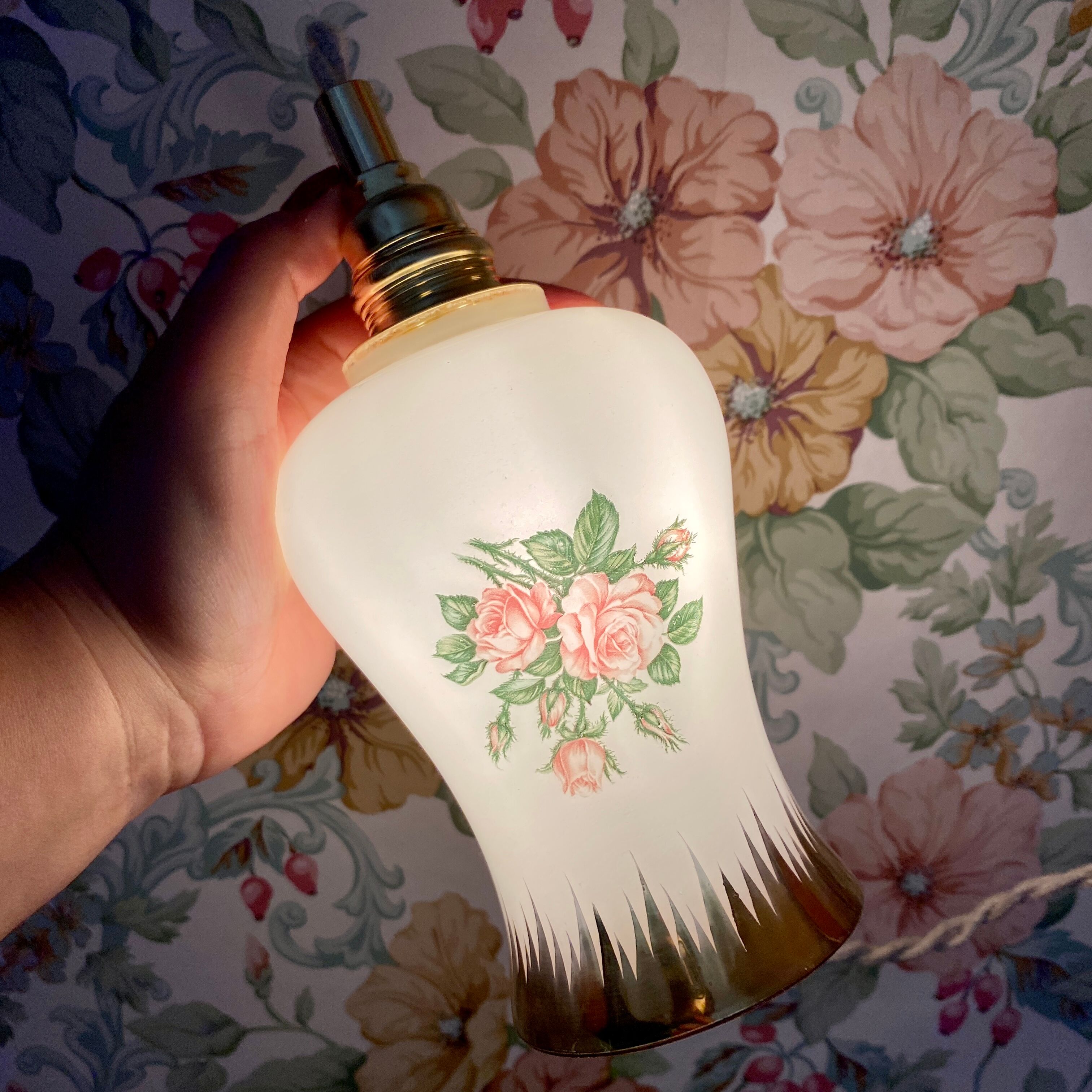 Vintage tulip ride in white opaline drawings of roses