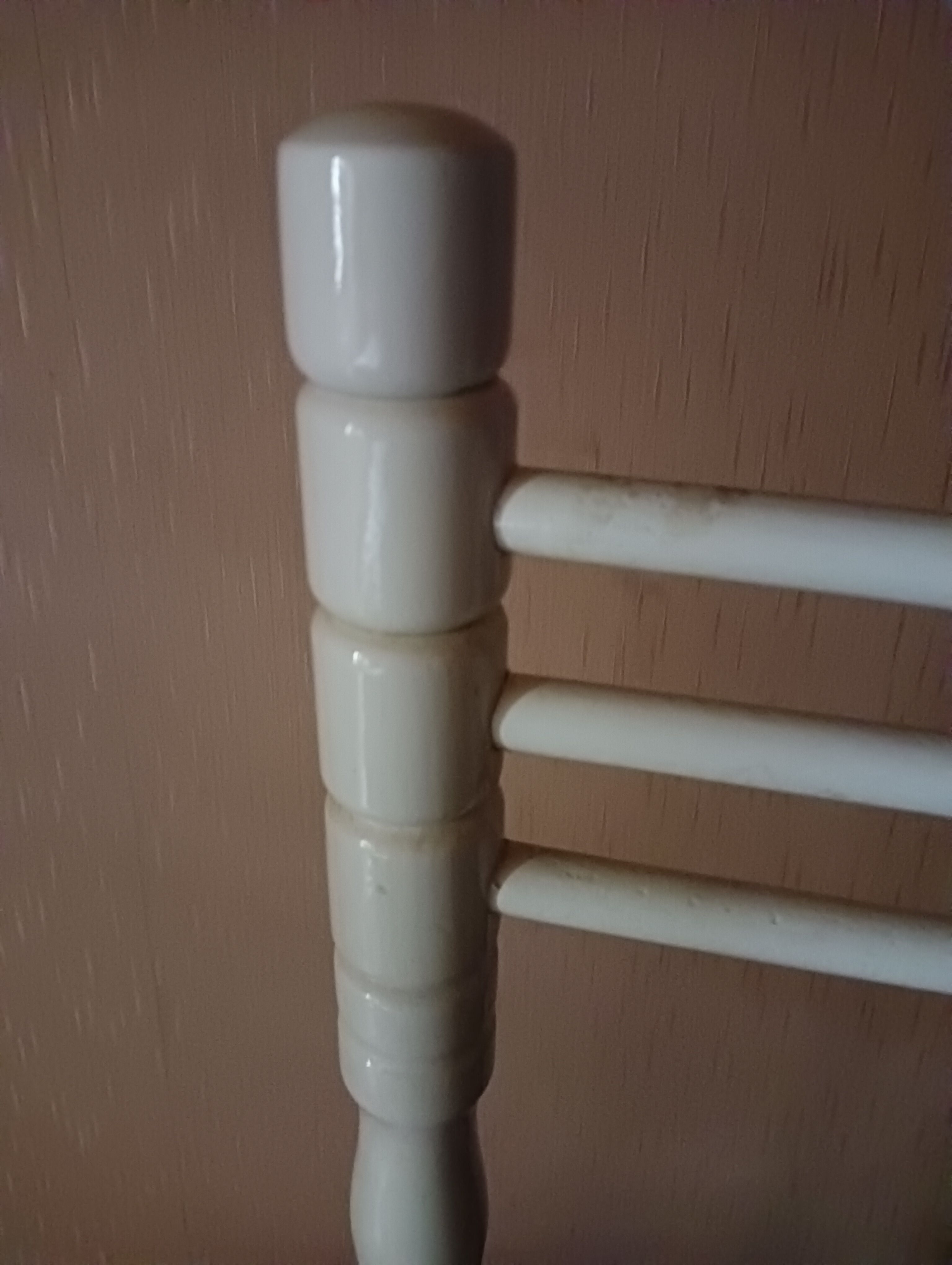 Bath towel rack in white wood, three bars.