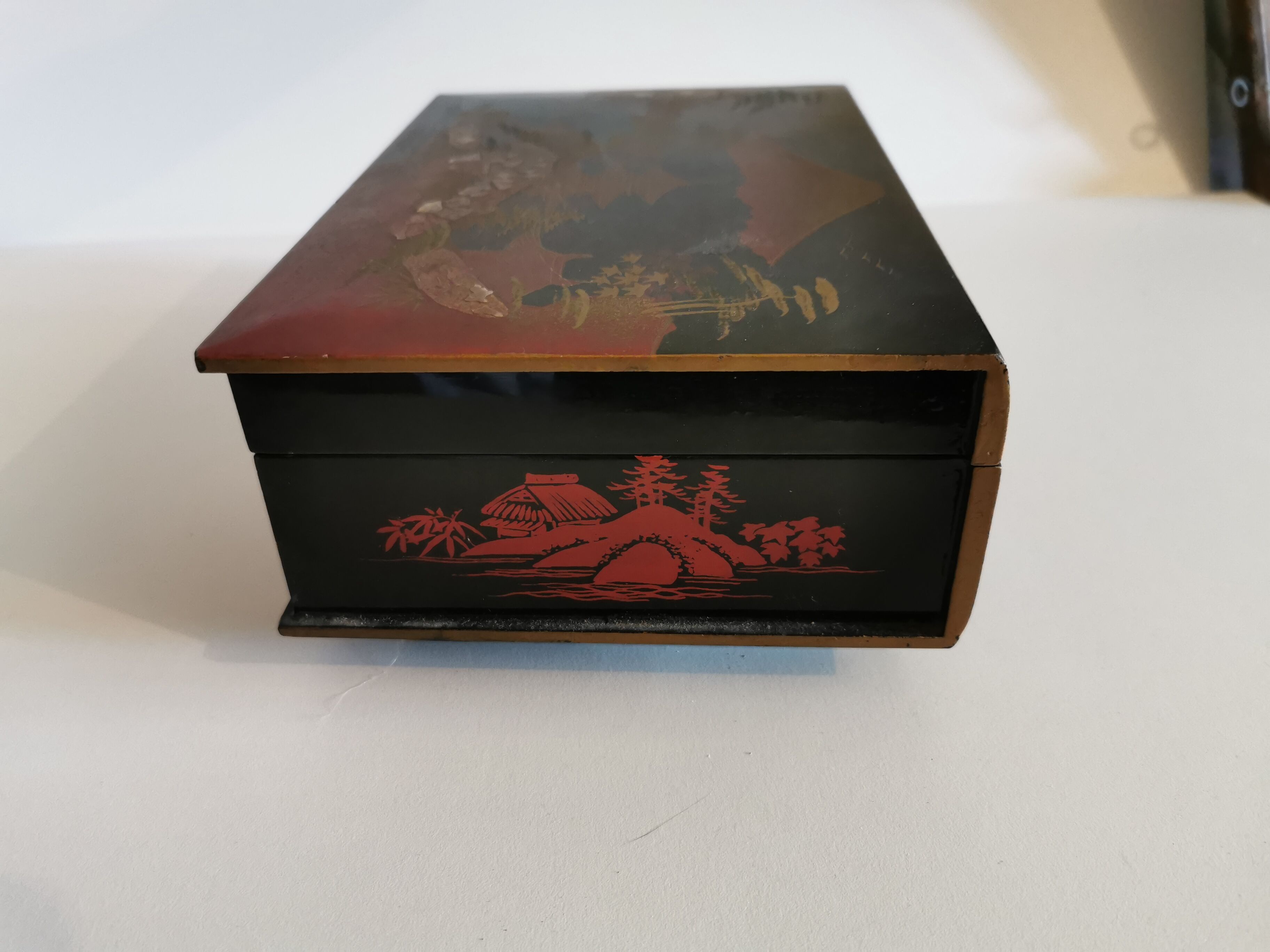 Ancient wood-lace-up jewelry box asian and mother-of-pearl decoration