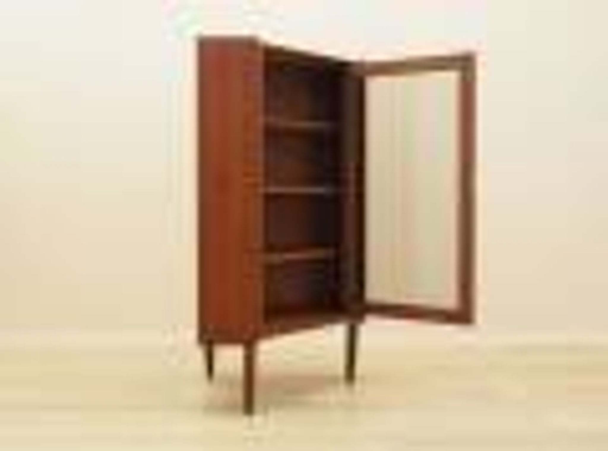 Vitrine d'angle en teck danois sur pieds coniques, années 1960