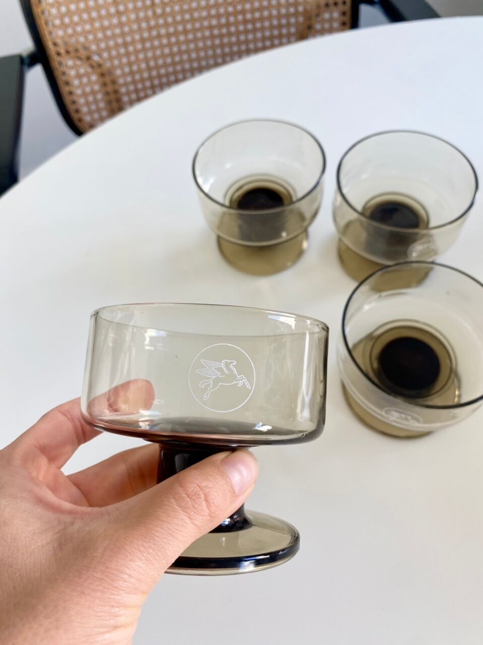 Lot de 4 coupes à champagne vintage en verre fumé